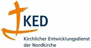 Logo des Kirchlichen Entwicklungsdienstes Nordkirche mit orangefarbenem Kreuz und blauer Schrift.