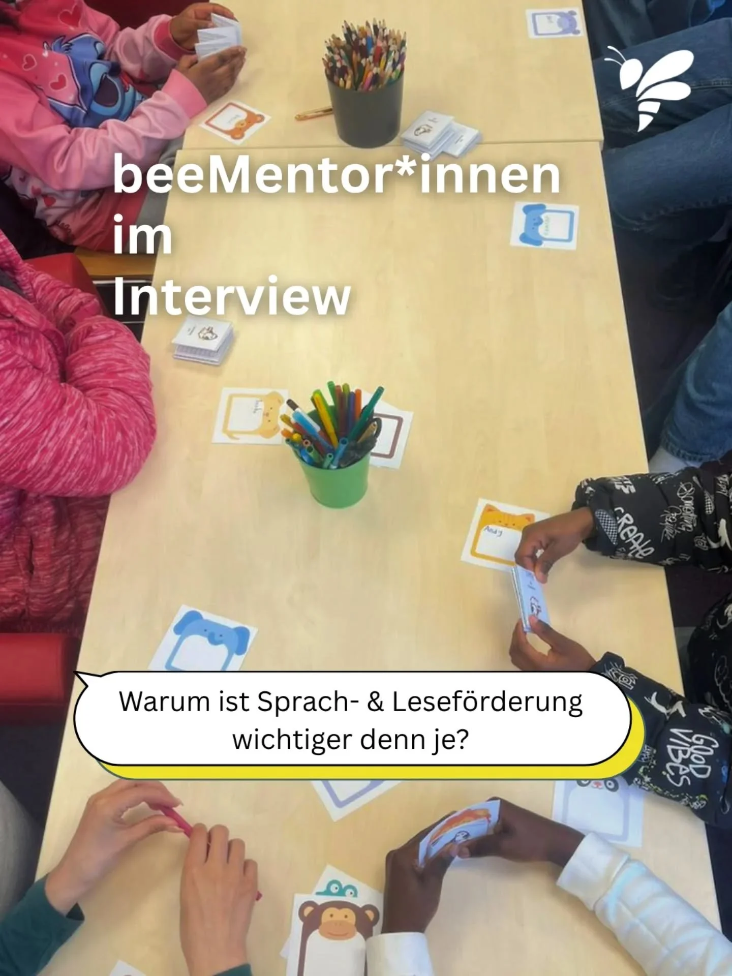 Wir haben unsere beeMentor*innen gefragt:
Warum ist Sprach- &amp; Lesef&ouml;rderung wichtiger denn je? 🤔

Bei beeMentor werden Sprach- &amp; Lesef&ouml;rderung im Grundschulalter gest&auml;rkt. ✏️📚

Unsere Mentor*innen sind in unterschiedlichen Le