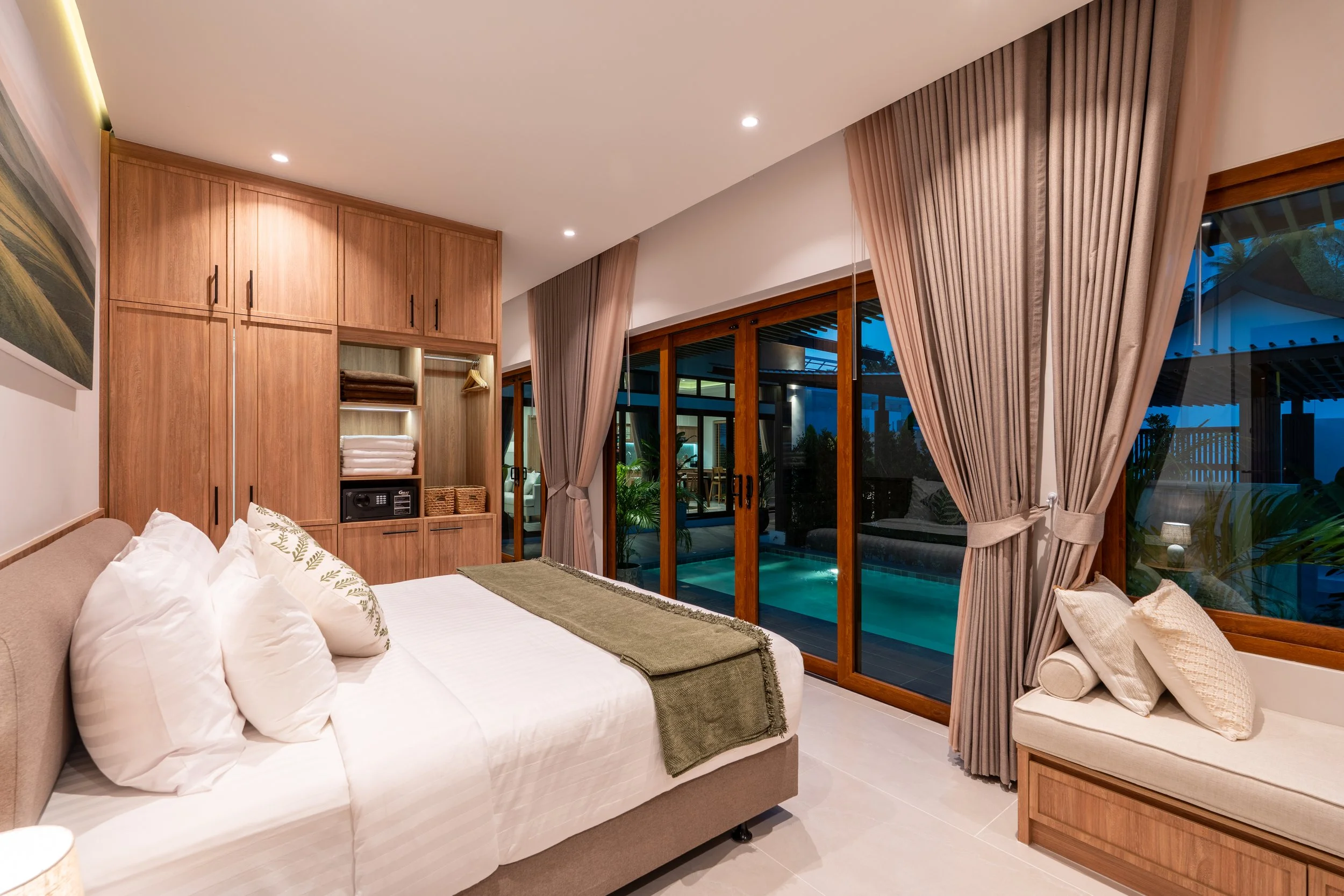 Bedroom by night