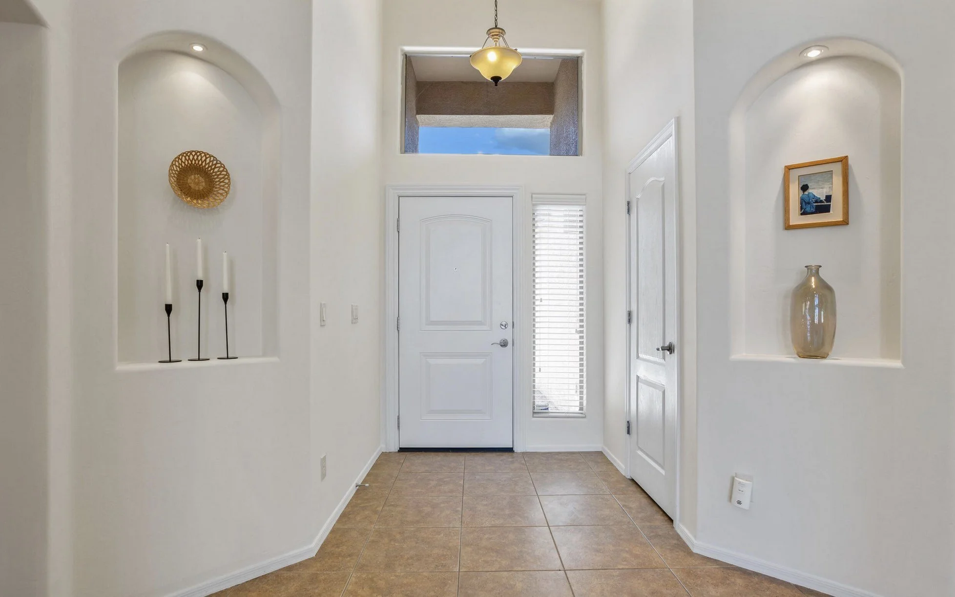 entry-way-with-high-cielings