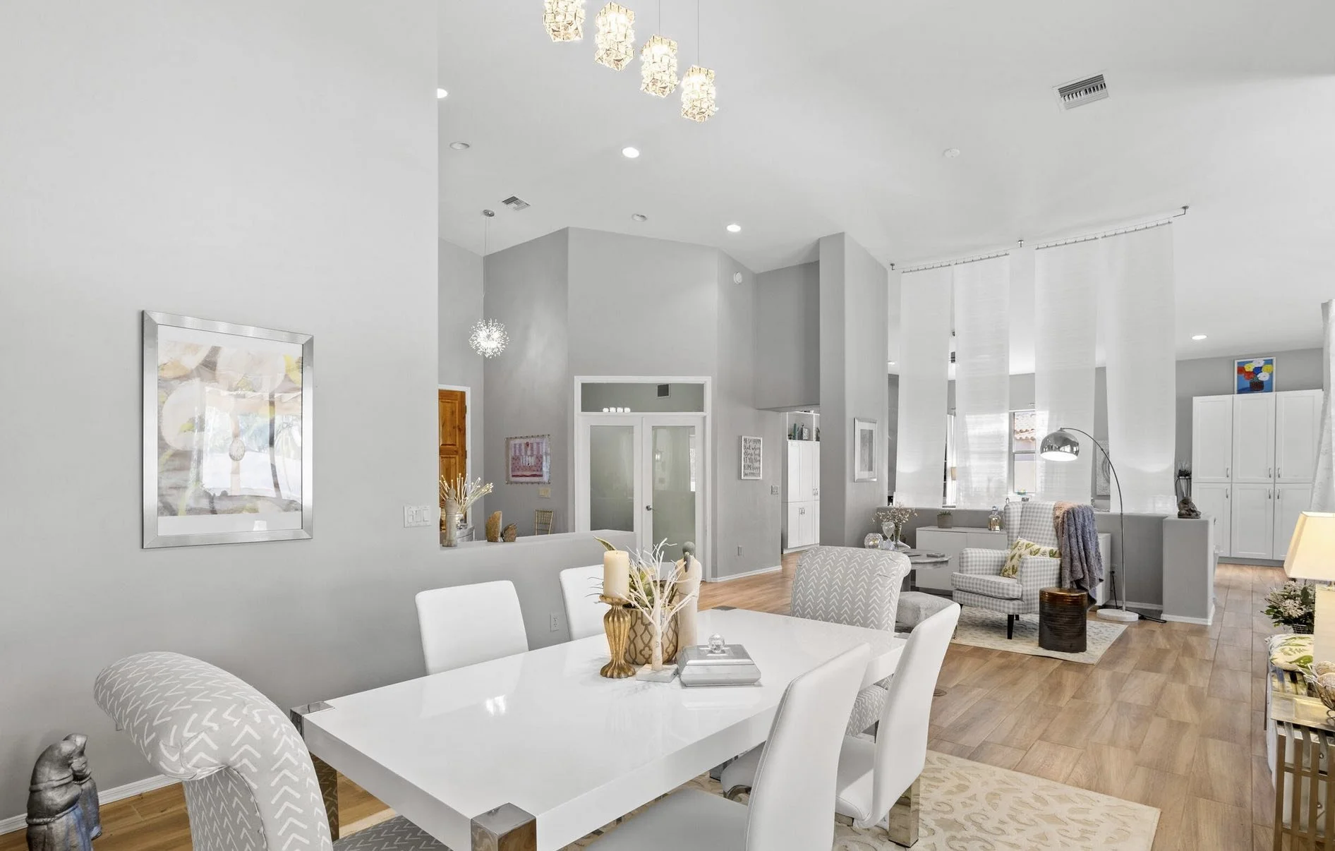 staged-living-room-with-modern-furniture