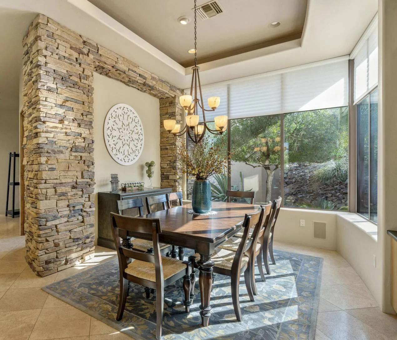 luxury-house-dining-room-with-large-windows