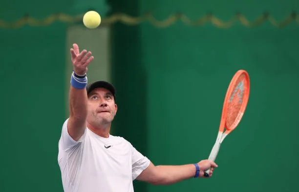 Neil Balmforth from UK hitting a serve.