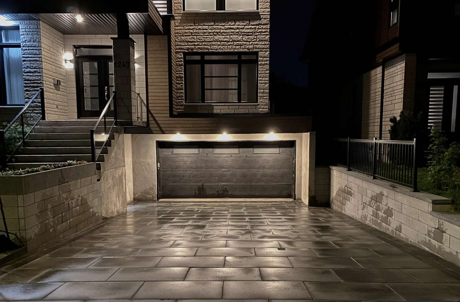 Maison moderne avec entrée, escalier et entrée de cour aménagée, travaux de terrassement résidentiel à Québec.