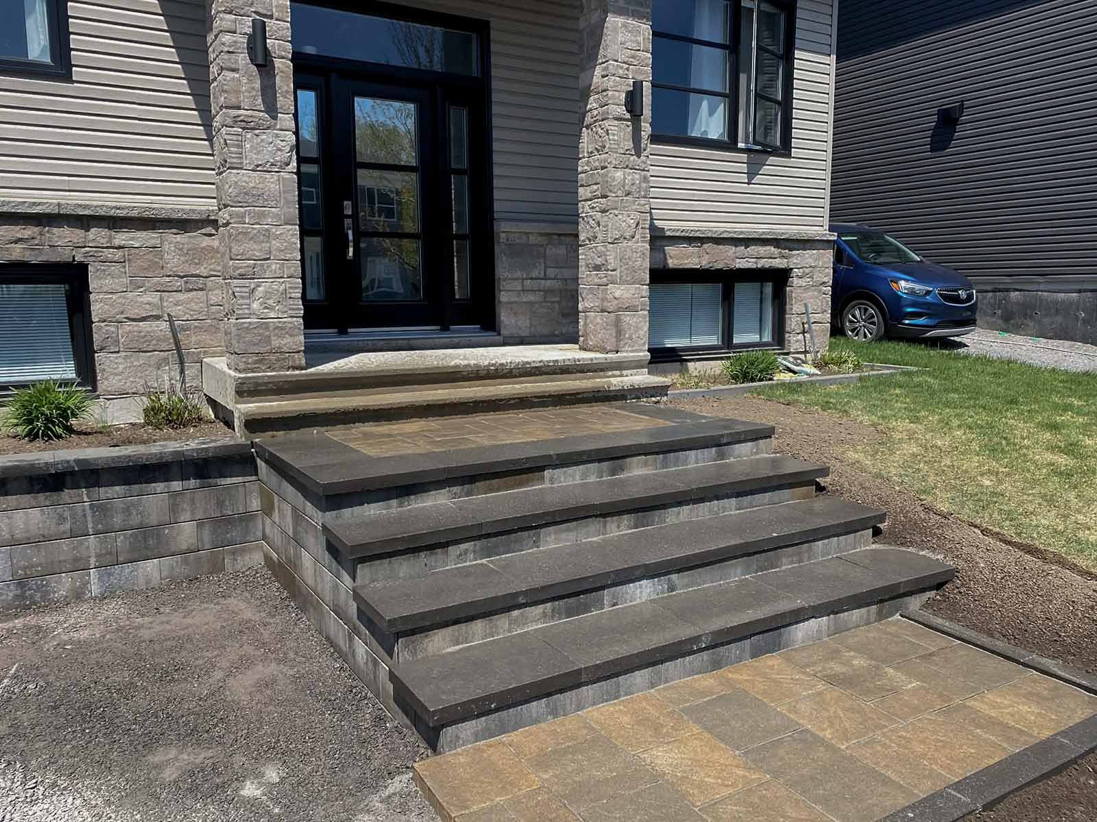 Terrassement-amenagement-entree-maison-ville-quebec-Casa-Terra.jpg