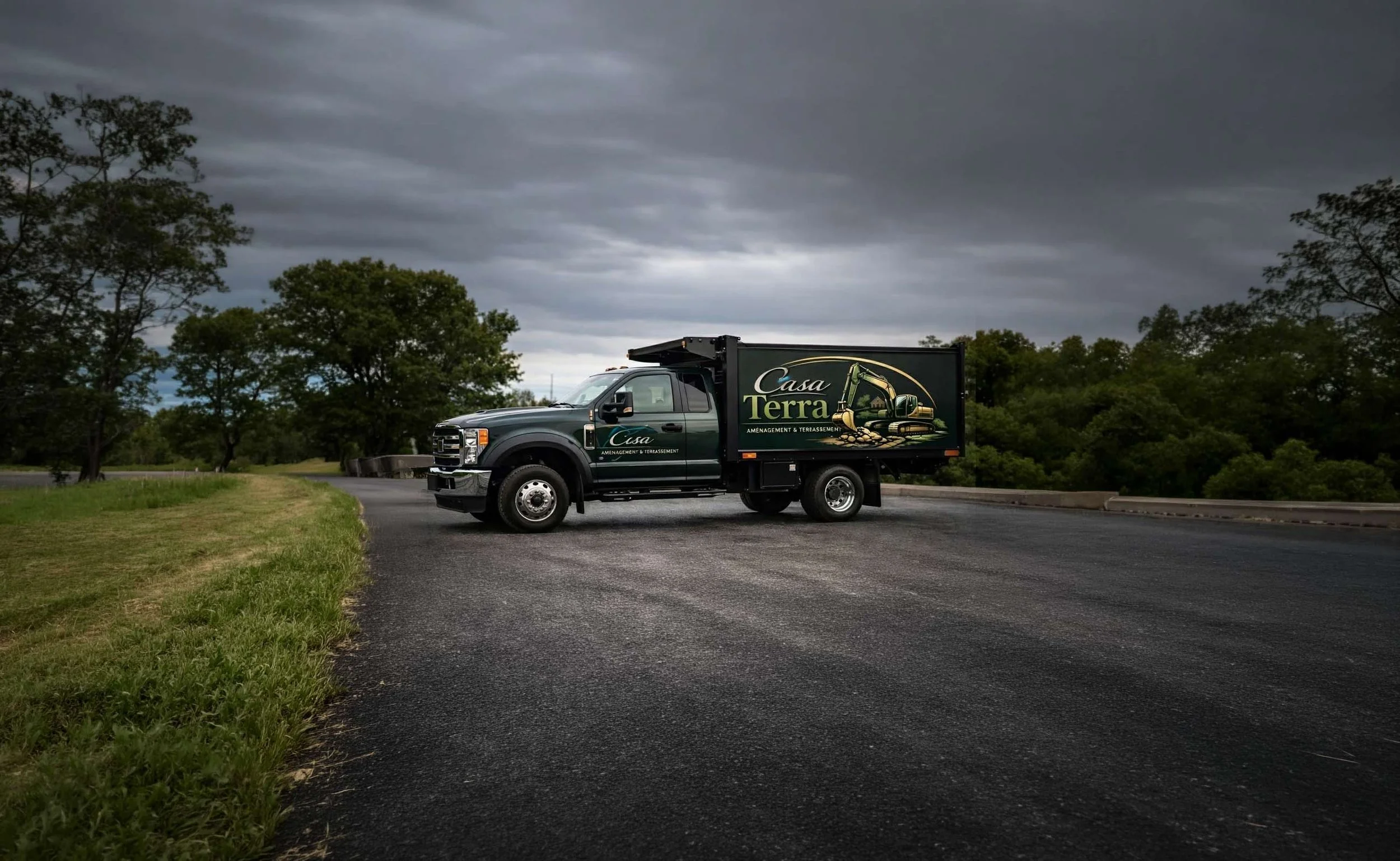 Camion Casa Terra sur un chantier à Québec, service d’excavation et de terrassement résidentiel.