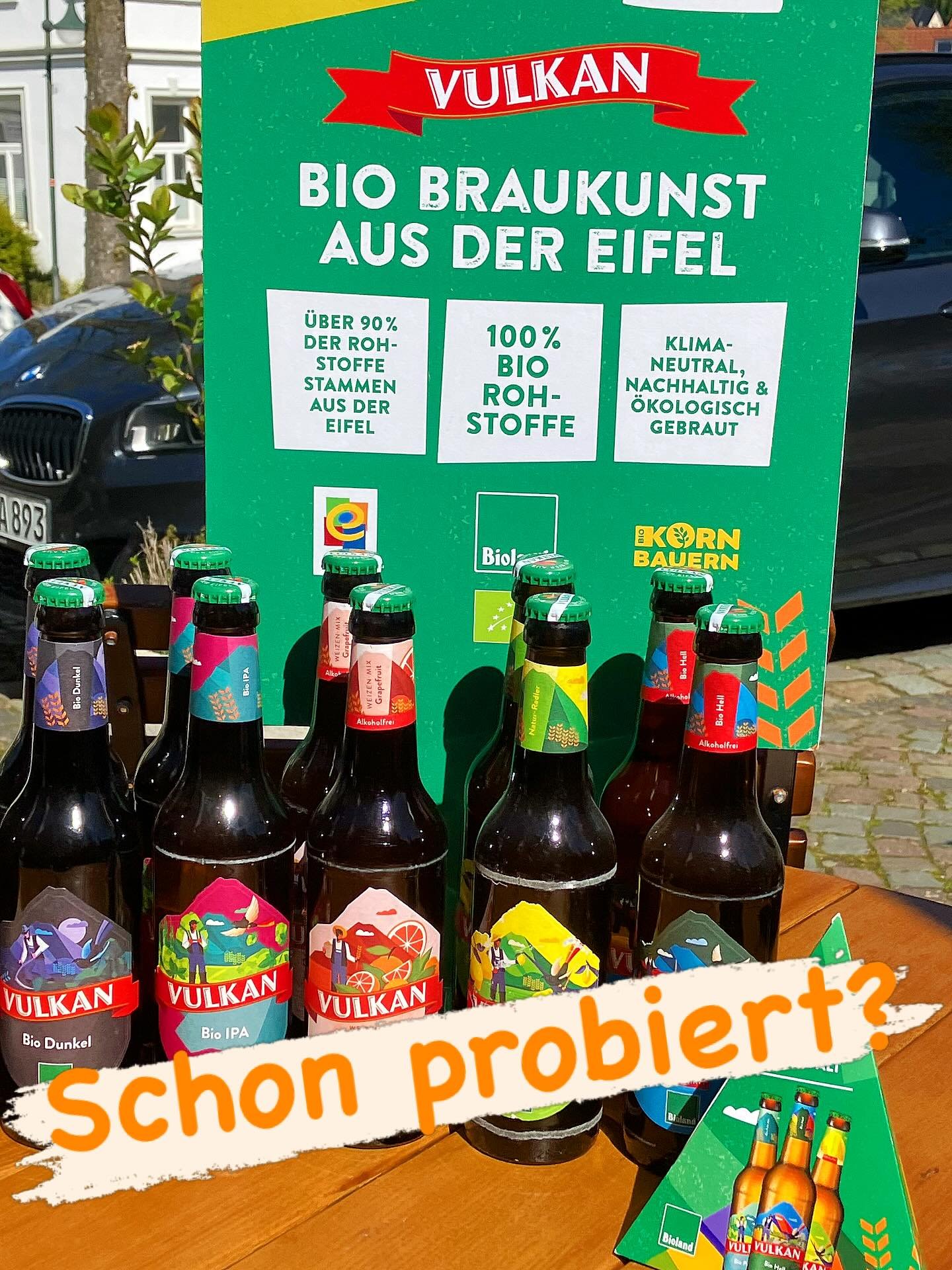 Das sagt die Vulkanbrauerei:
F&uuml;r uns ist es die spannungsvolle Mischung aus Best&auml;ndigkeit und Wandel. Der Vulkanismus formte unsere Heimat die Vulkaneifel, eine Welt aus Feuer und Wasser. Urspr&uuml;nglich, kreativ und frei &ndash; so braue