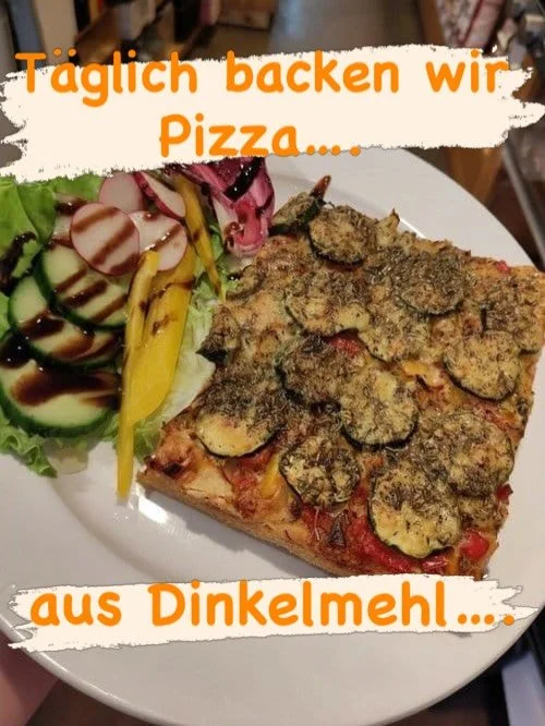 T&auml;glich wird bei uns frisch gebacken! Kuchen und Pizza grunds&auml;tzlich mit Dinkelmehl und die Quiche glutenfrei. Da wir alles in einer K&uuml;che zubereiten, k&ouml;nnen wir jedoch keine Glutenfreiheit garantieren&hellip;
In jedem Fall sind d