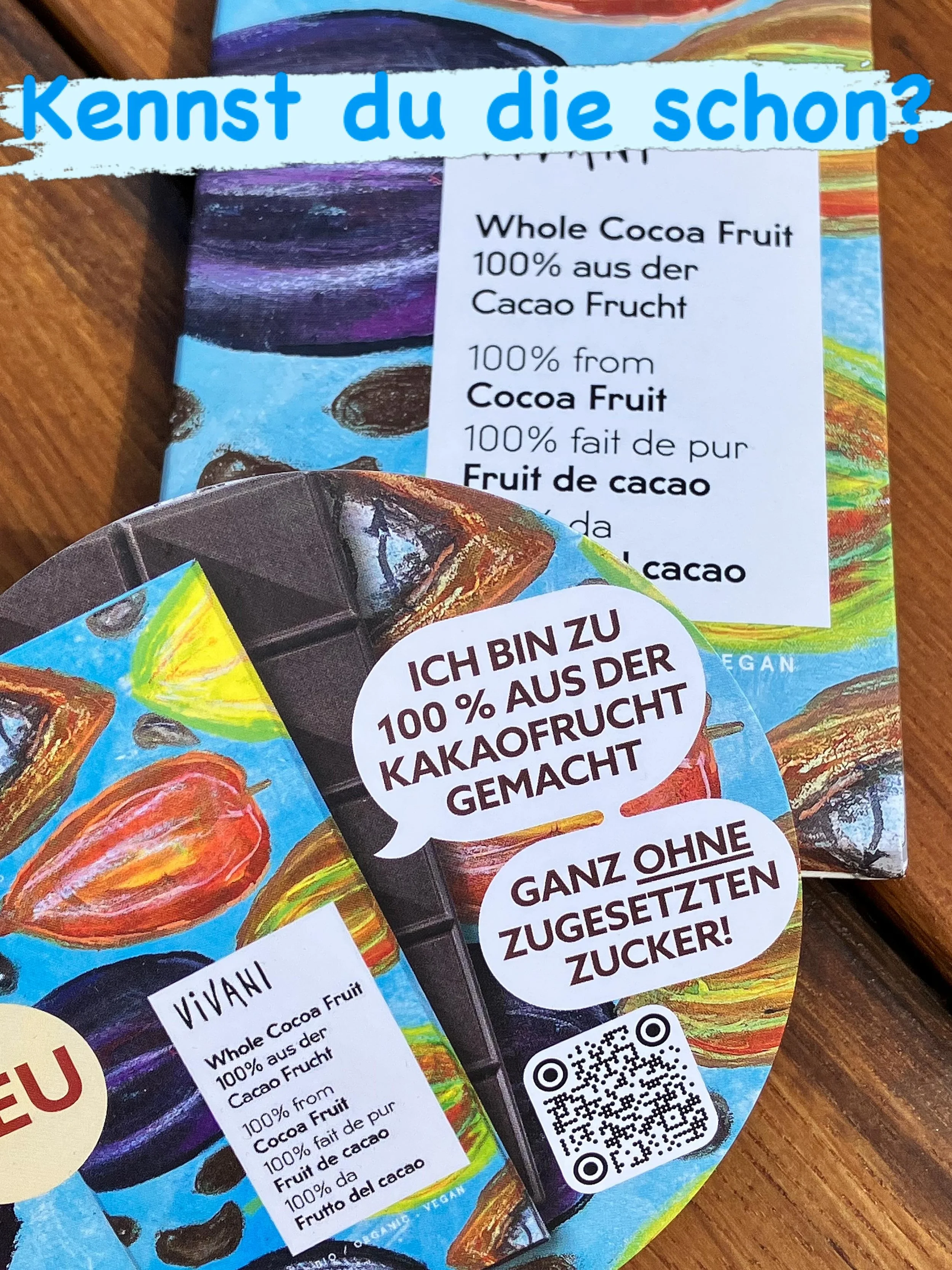 Neues Kakaoerlebnis ohne zugesetzten Zucker!!!!
Ein Gesamtkunstwerk aus der Kakaofrucht: intensive KakaoNote aus den Kakaobohnen, gepaart mit s&uuml;&szlig; fruchtigen Flakes aus der Kakaofruchtfleisch, die erste Bio Schokolade rein aus der Kakaofruc