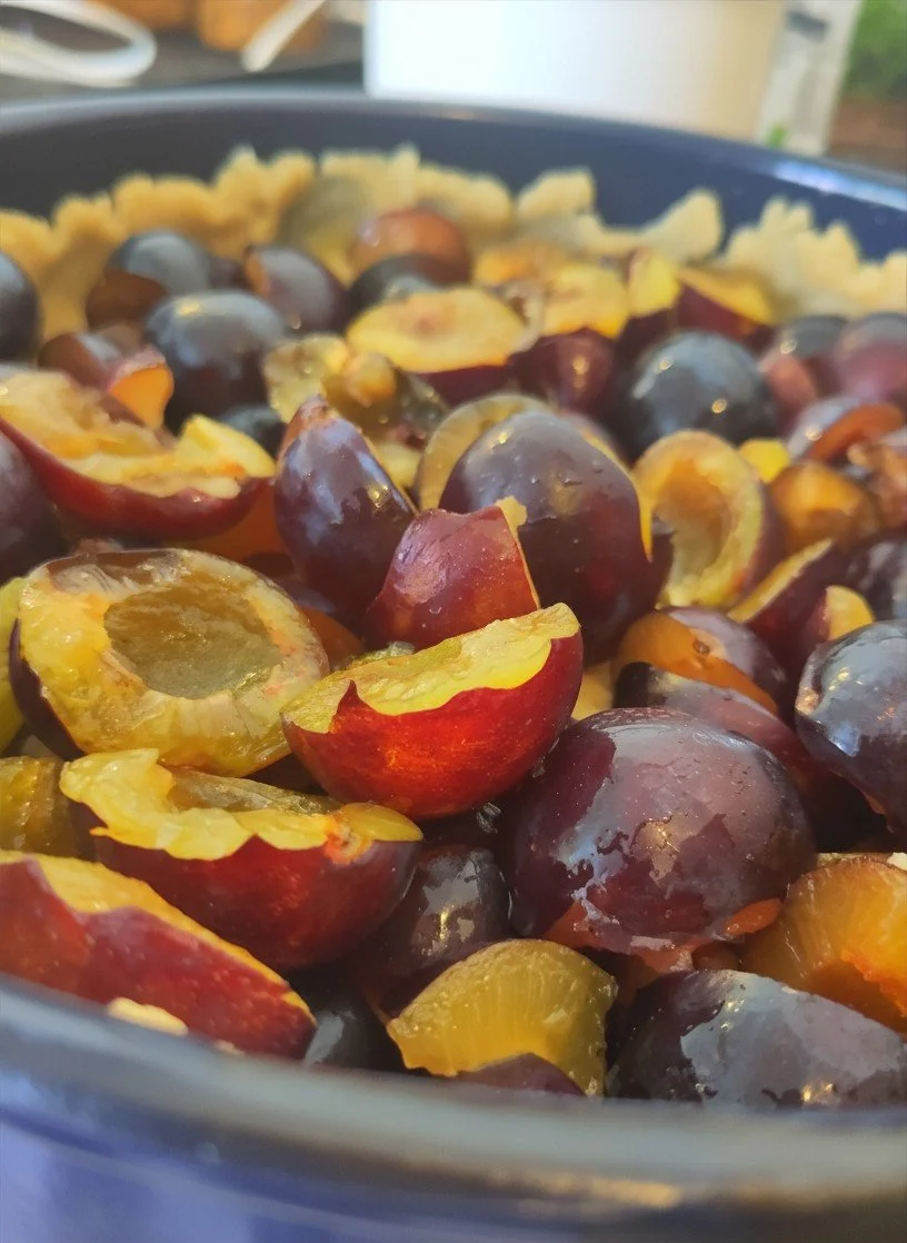 Himbeeren, die halb aufgeschnitten sind, in einer Schüssel
