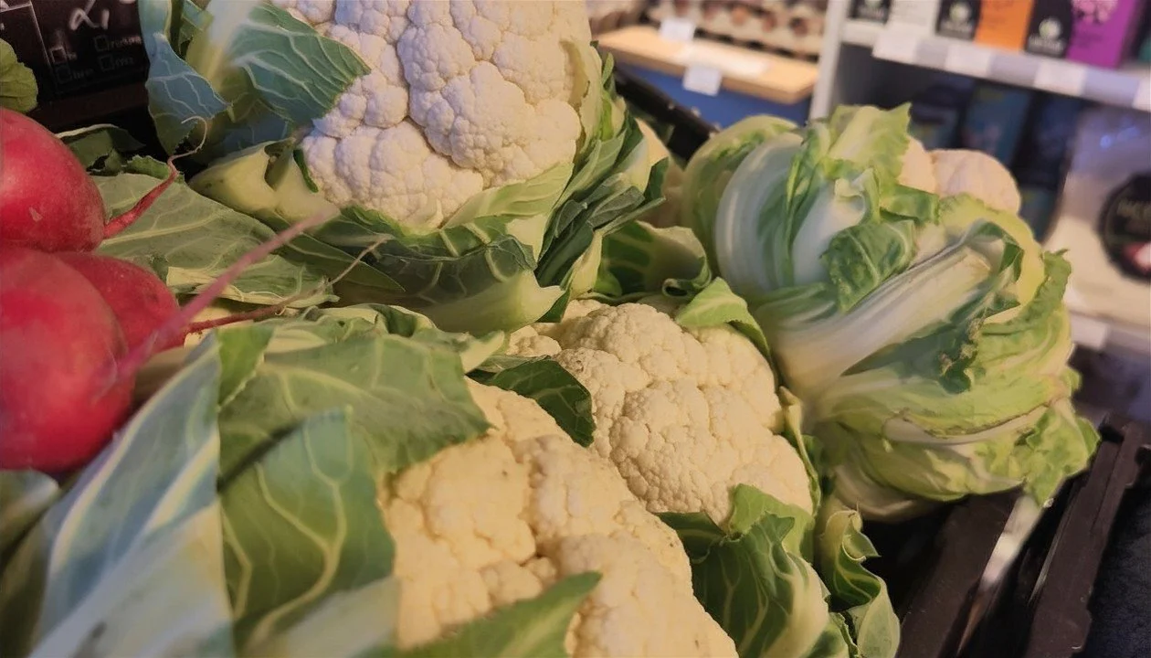Frischer Blumenkohl und Radieschen auf einem Verkaufsstand