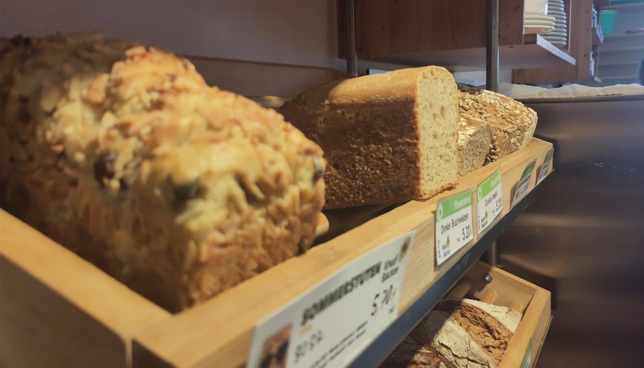 Verschiedene Brotsorten in einer Holzkiste in einem Supermarkt