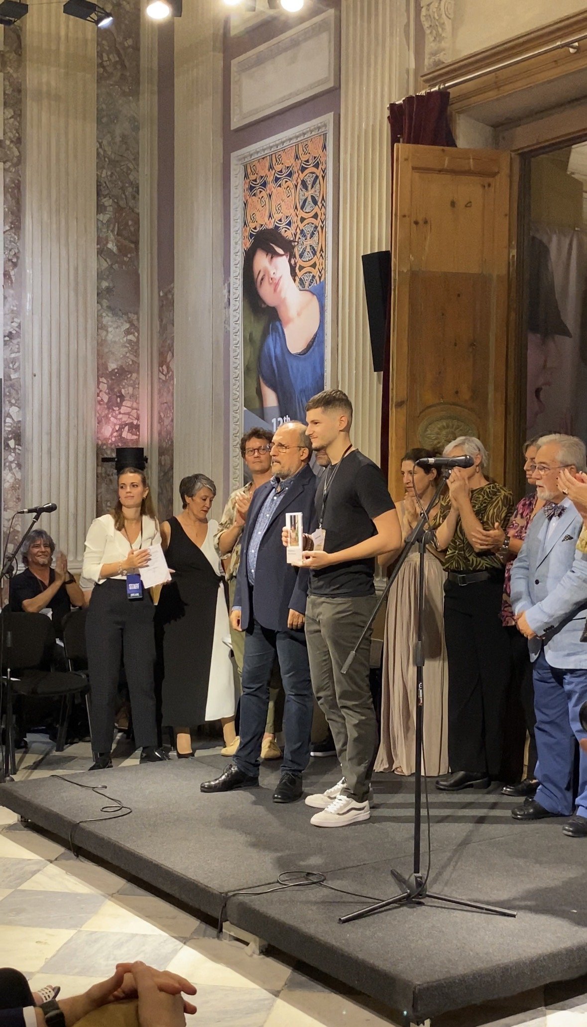 Santiago Pina recibiendo el premio de Figurativas 2022.