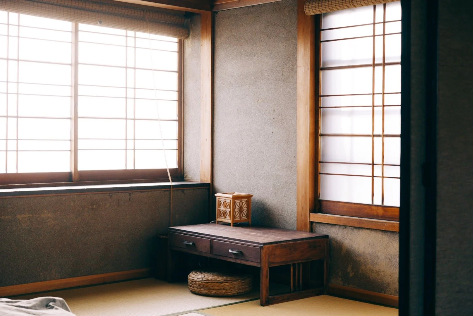 Japanese style bedroom inside kamikura.hideaway 神倉書斎 in Shingu, Wakayama, Japan. After finishing the kumano kodo, a network of ancient, UNESCO-listed pilgrimage trails. interior/ Airbnb photography. wabi-sabi