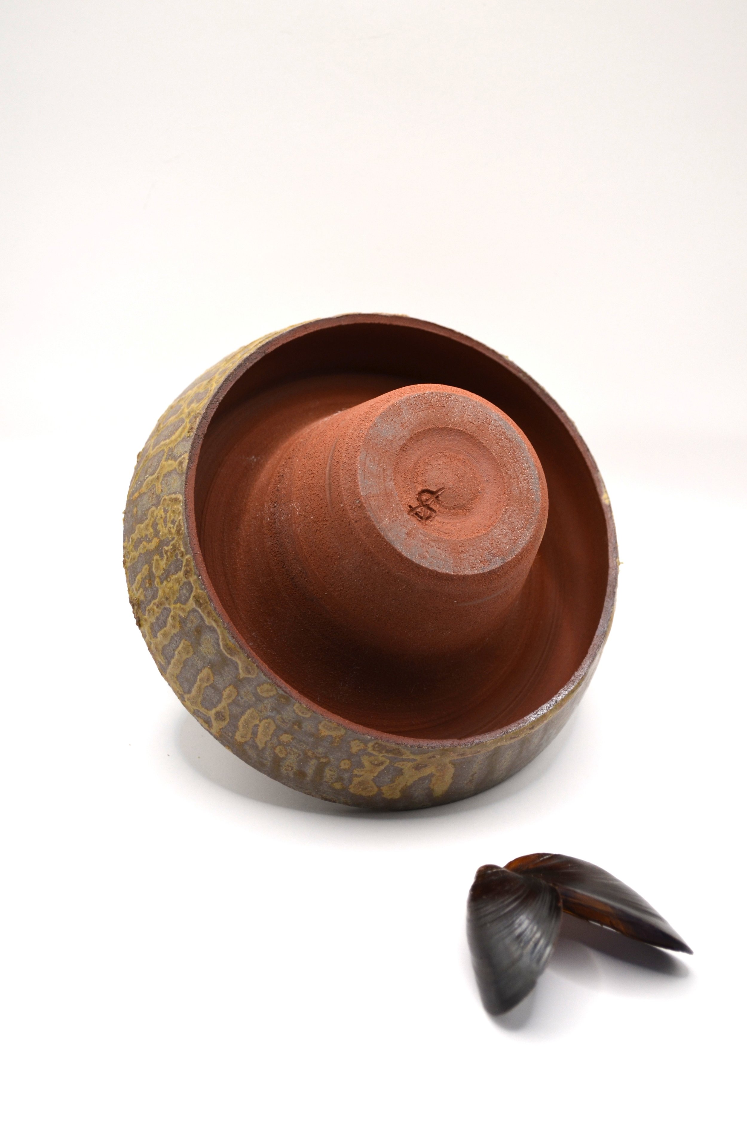 L'Abysse RWDM#1 - Wild Dutch Seashore Clay powder & Discarded Mussel Shells Ash Glaze on Red Clay. 100% Circular Glaze