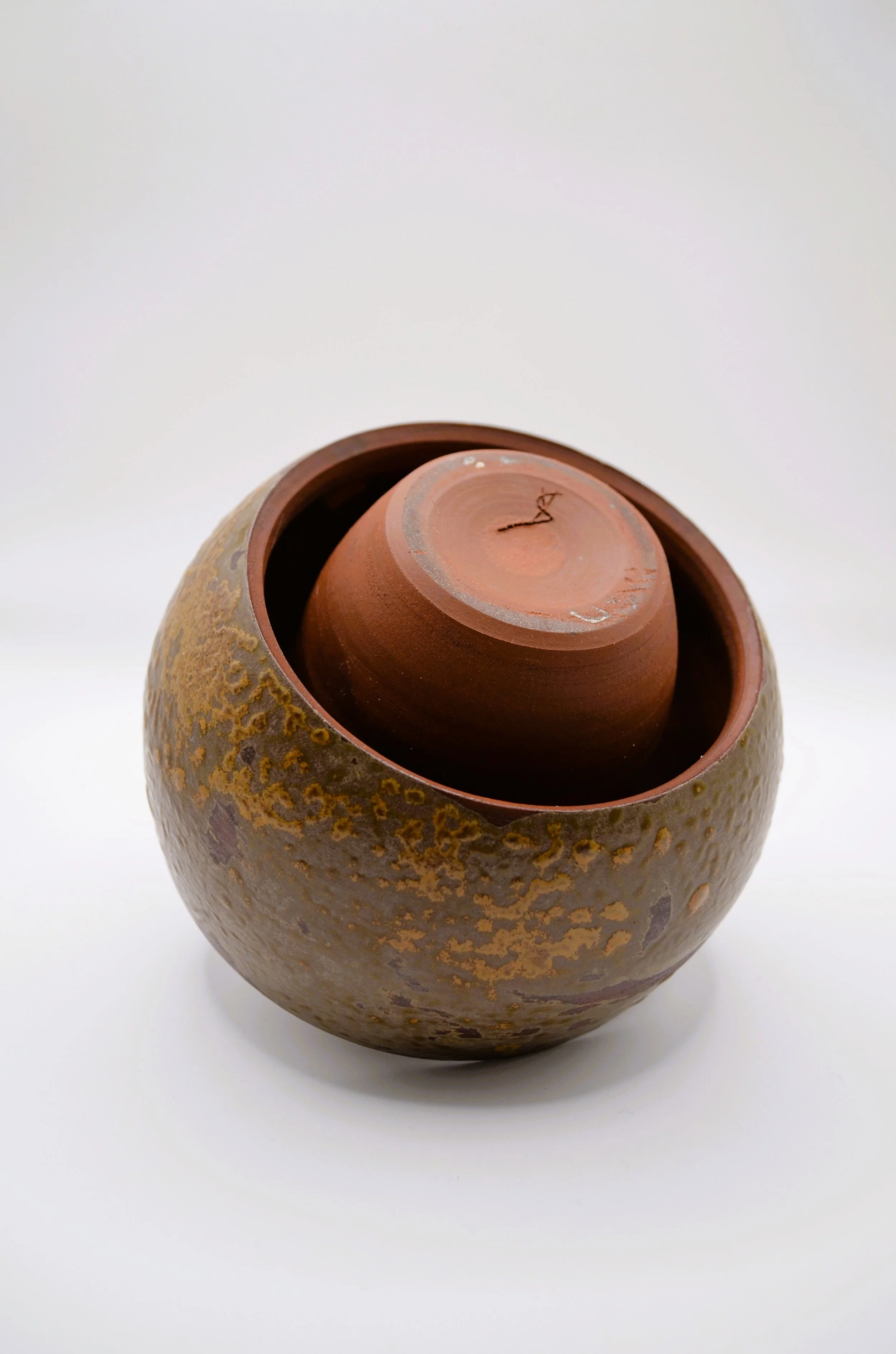 L’Abysse RM#3 - Red Stoneware ikebana vase & Discarded Mussel Shells Glaze. 100% Circular Glaze