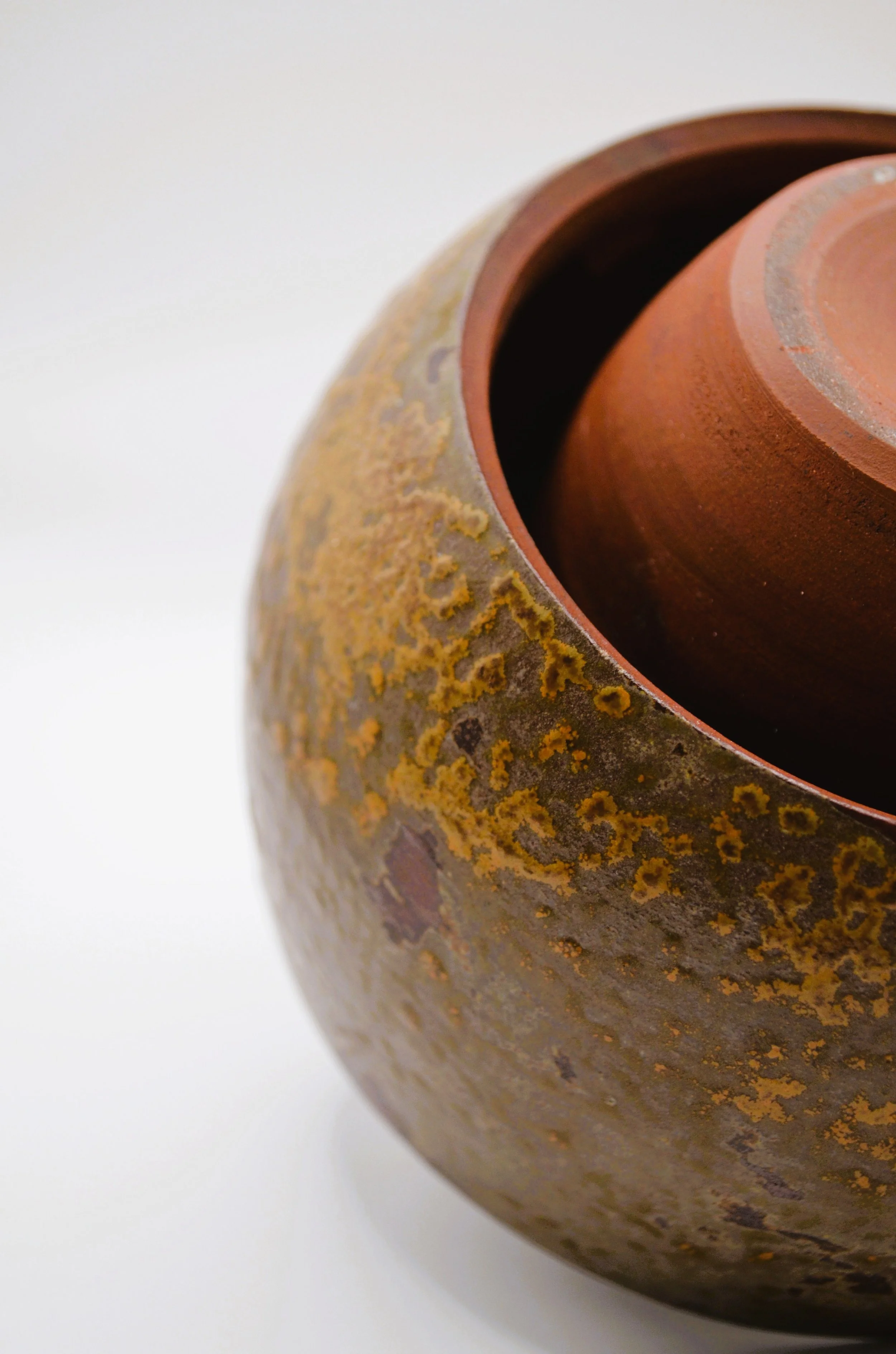L’Abysse RM#3 - Red Stoneware ikebana vase & Discarded Mussel Shells Glaze. 100% Circular Glaze