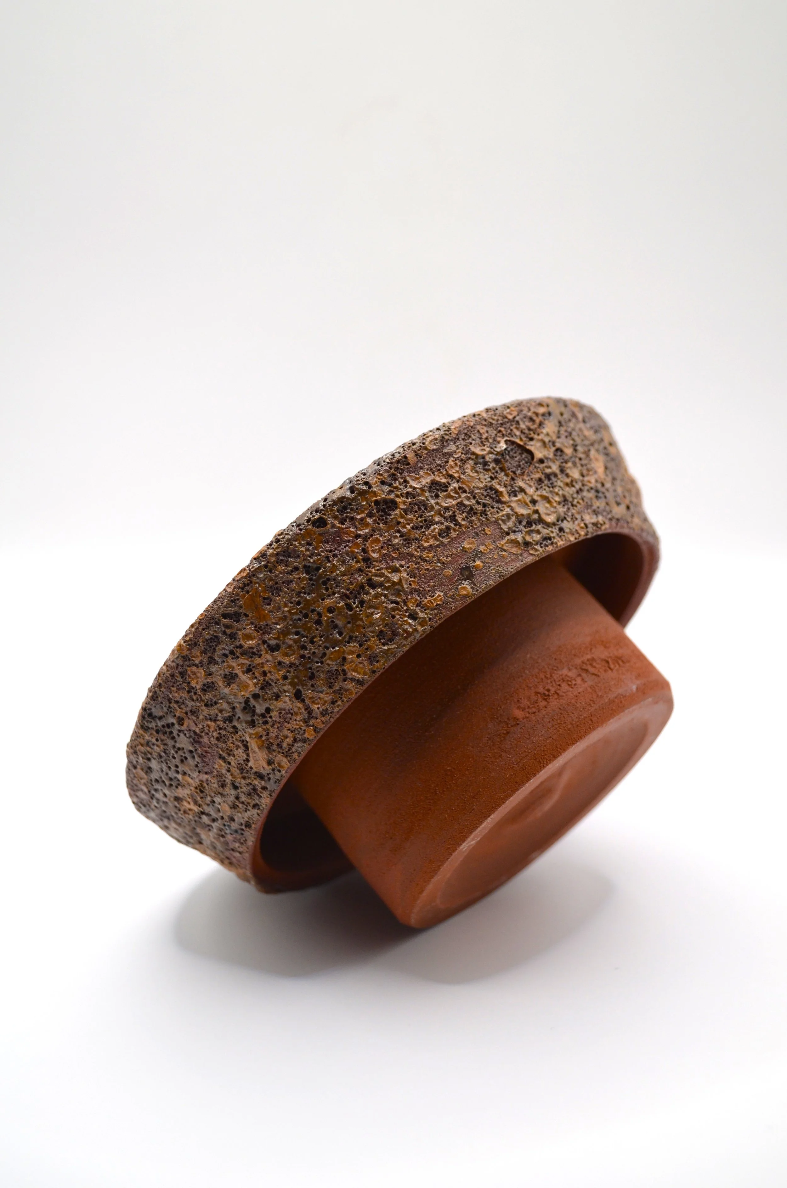 Le Souffle Marin RA#1 - Ikebana vase in red stoneware and Bretagne bladderwrack Ash glaze. 100% Circular Glaze