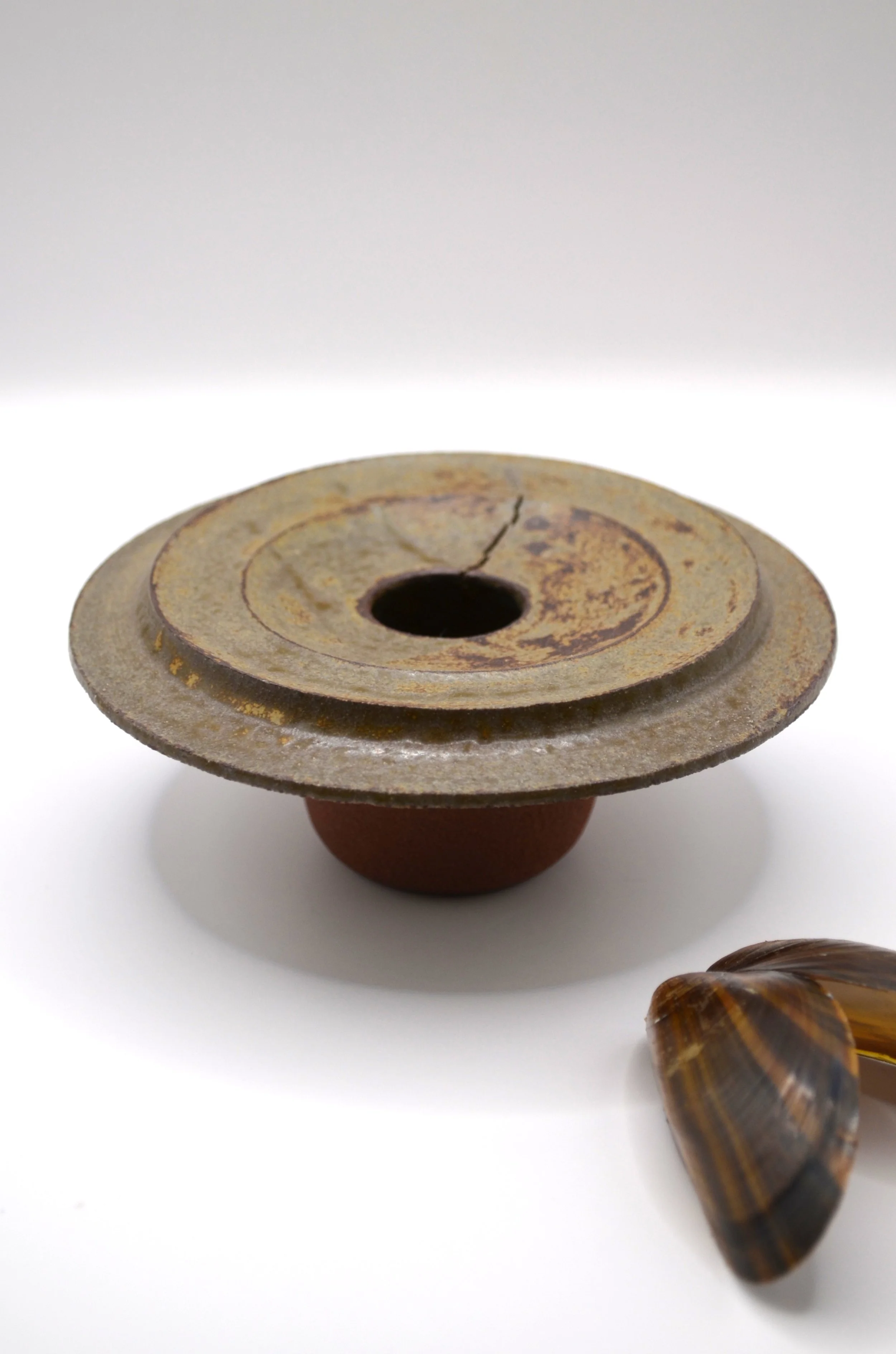 L'Ecueil - RWDM#1 - Wild Dutch Seashore Clay powder & Discarded Mussel Shells Ash Glaze on Red Clay. 100% Circular Glaze