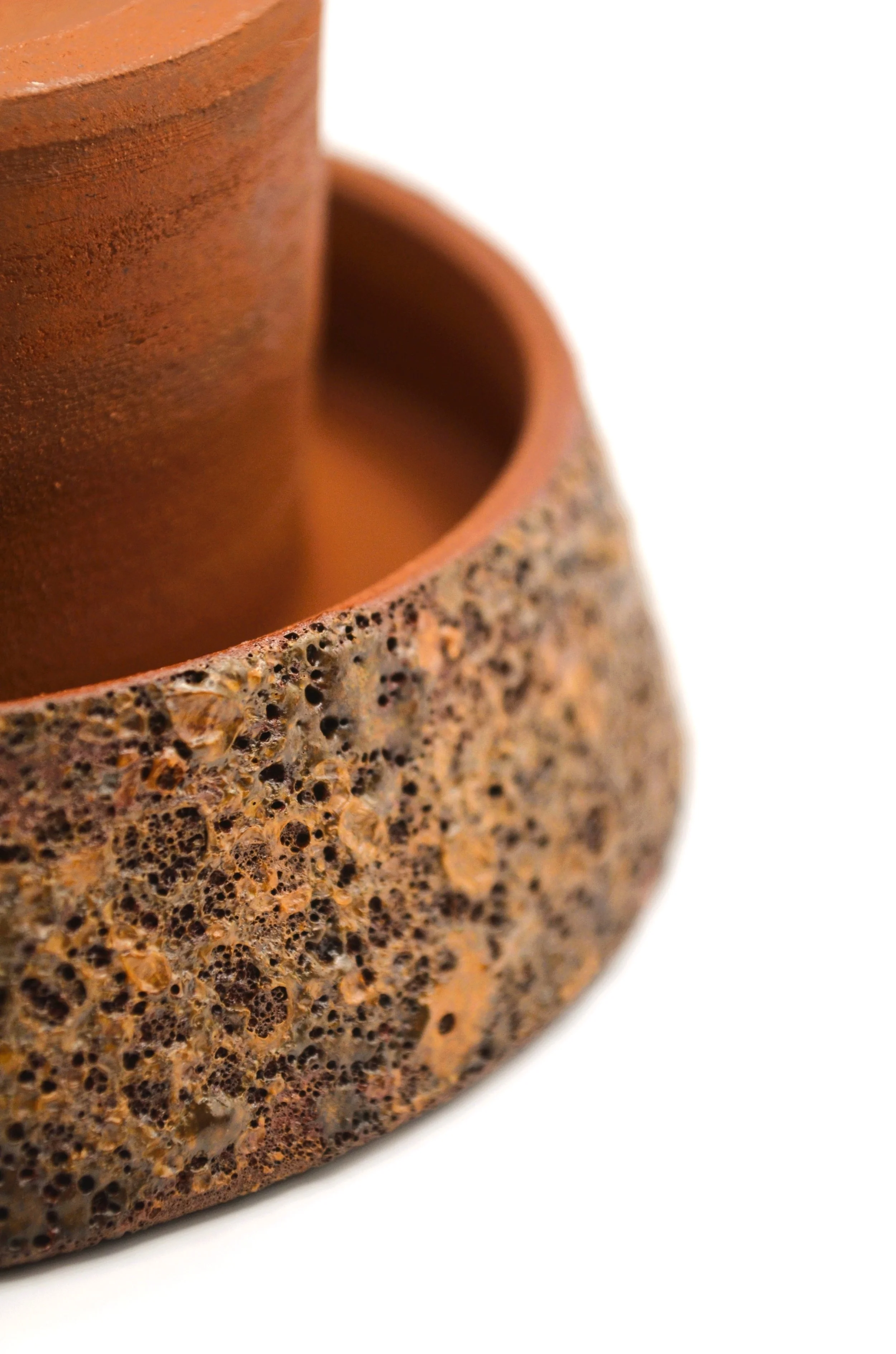Le Souffle Marin RA#1 - Ikebana vase in red stoneware and Bretagne bladderwrack Ash glaze. 100% Circular Glaze