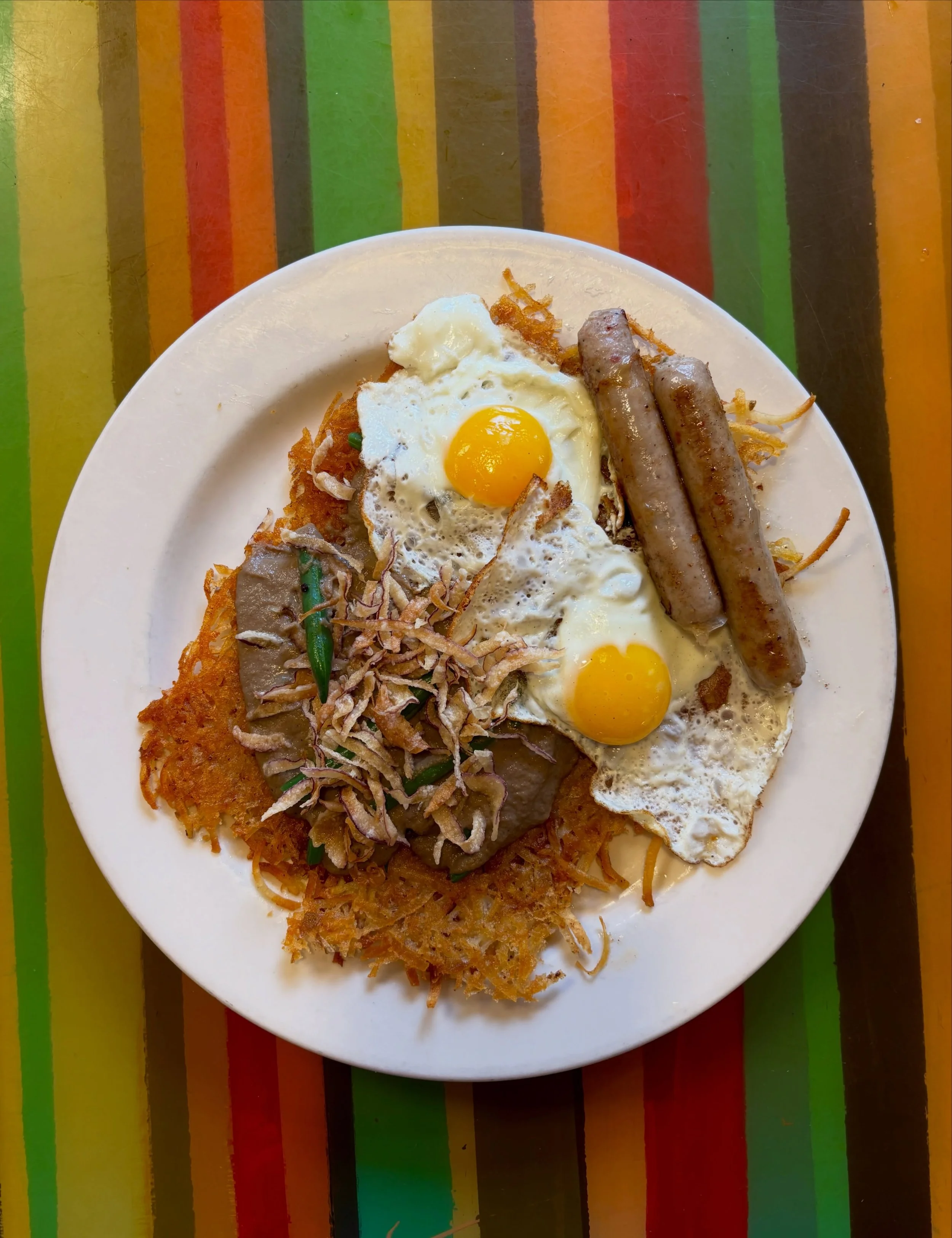 🔥 HAWT FOR THE HOLIDAYS 🍄&zwj;🟫

HASHBROWNS, FARM FRESH GREEN BEANS, VEGAN MUSHROOM GRAVY, CRISPY ONIONS, CHOICE OF EGGS, CHOICE OF ITALIAN SAUSAGE OR HOUSE MADE VEGGIE SAUSAGE

Running this special through the end of the week🏃&zwj;♂️