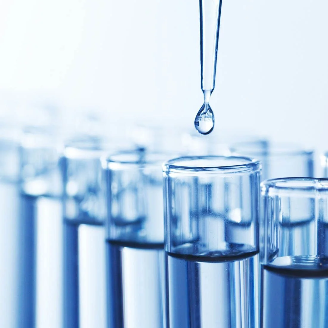 Tubo de ensayo con gota de líquido en un laboratorio de ciencia.