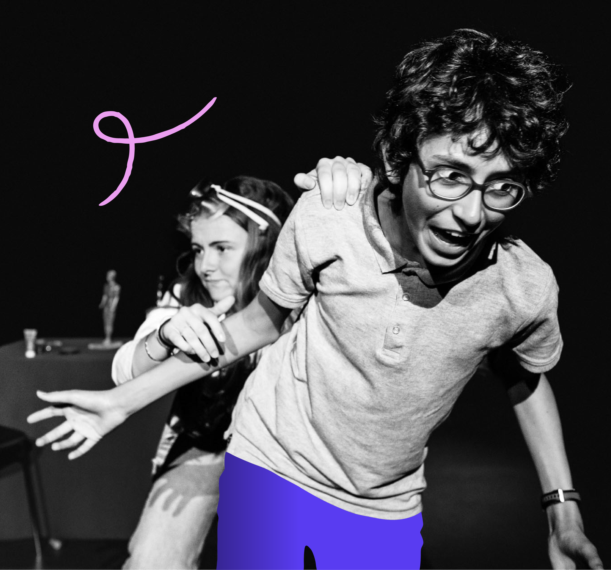 Une scène théâtrale en noir et blanc avec deux jeunes acteurs. L'un d'eux, portant des lunettes, apparaît surpris ou choqué, tandis que l'autre, derrière, l'agrippe par le bras, semblant jouer un rôle dramatique.