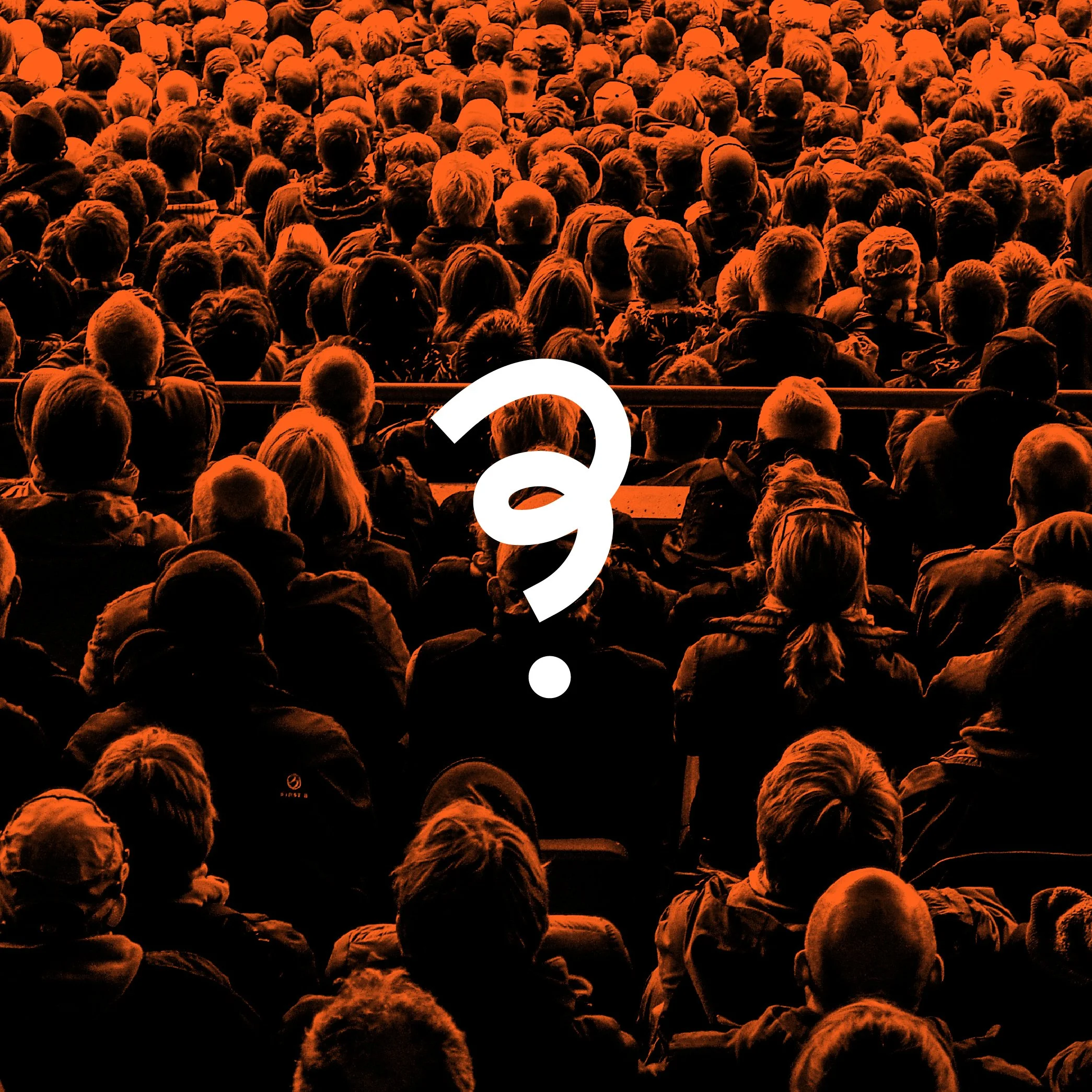 Une foule dense de personnes assises dans une salle sombre, filmée de dos, avec un éclairage orange orangé, et un symbole d'interdiction blanc superposé au centre.