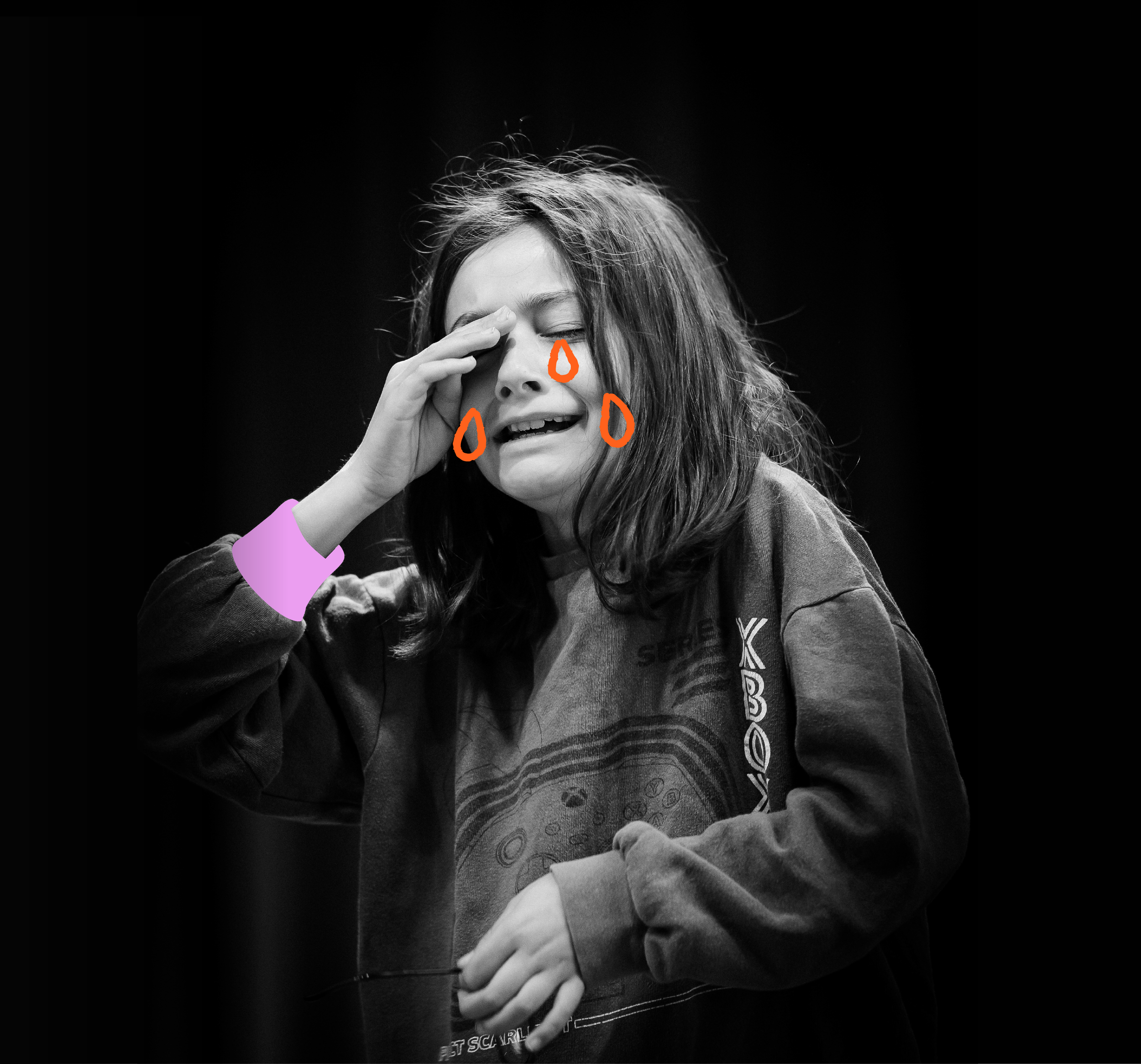 Une jeune fille semble pleurer, avec des doigts sur le visage et des larmes dessinées en orange, portant un sweat gris, sur un fond noir.