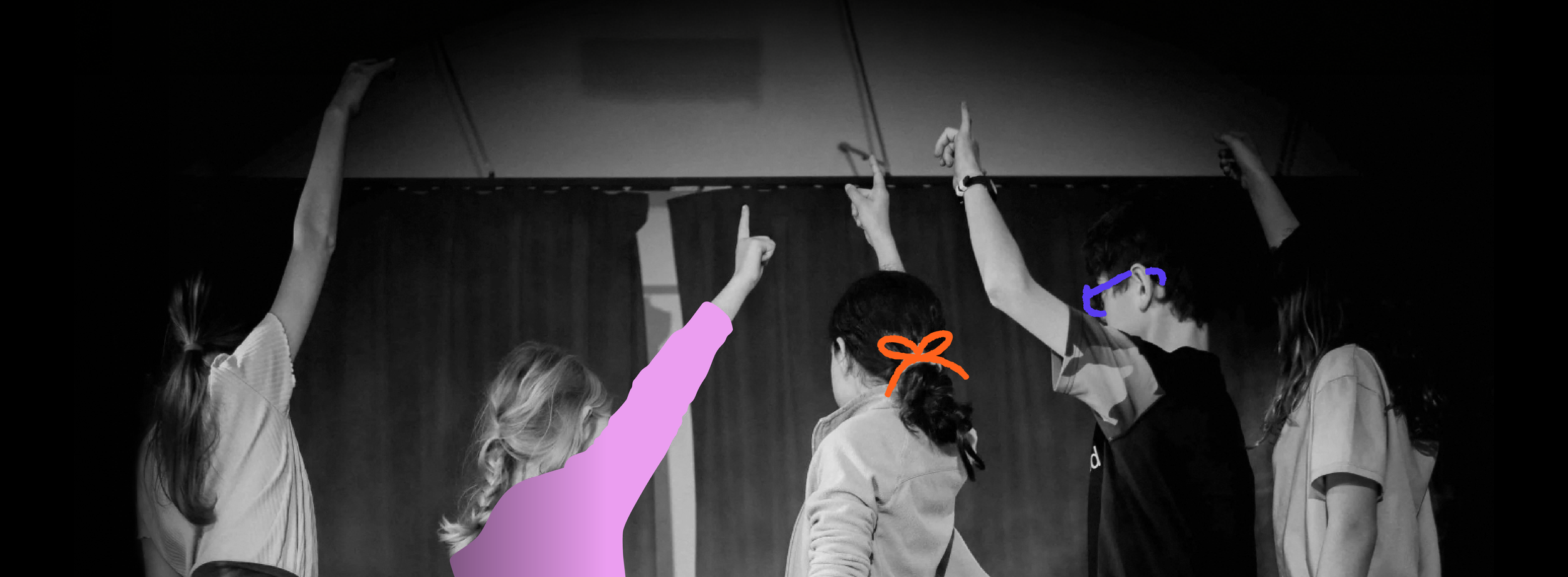 Groupe de cinq jeunes filles et garçons sur scène, levant la main en l'air lors d'une performance, en noir et blanc, avec des notes colorées ajoutées sur la main et les lunettes.