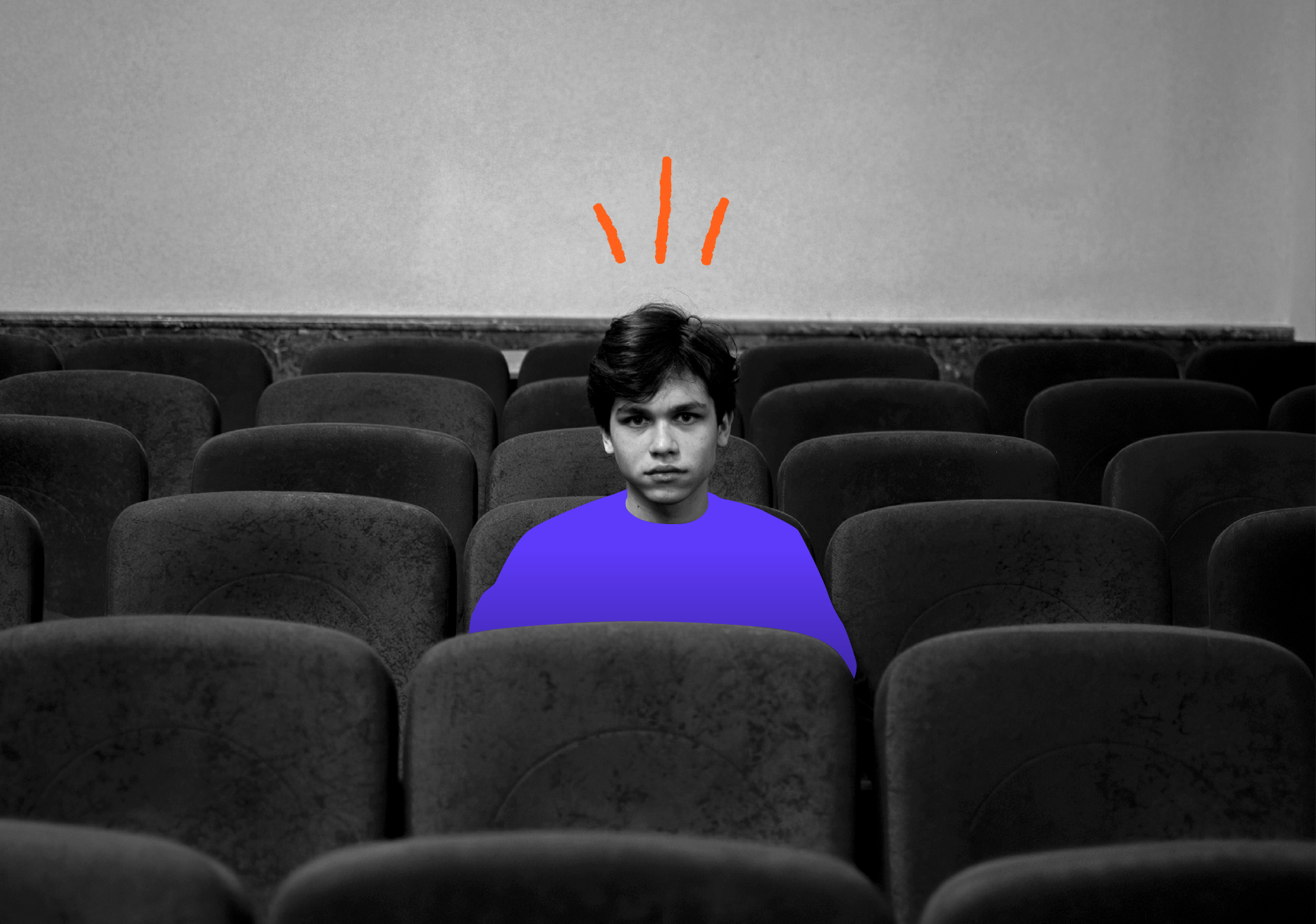 Un garçon assis dans une salle vide, avec des sièges en velours foncé, portant un sweatshirt violet. Le reste de l'image est en noir et blanc, avec des lignes dessinées en orange au-dessus de sa tête indiquant une idée ou une révélation.
