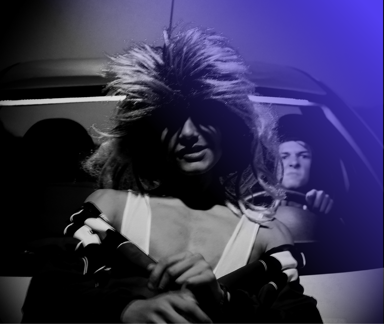 Une femme avec des cheveux volumineux et une expression intense, en couleur noir et blanc avec un effet de lumière violet, devant un homme dans un véhicule.