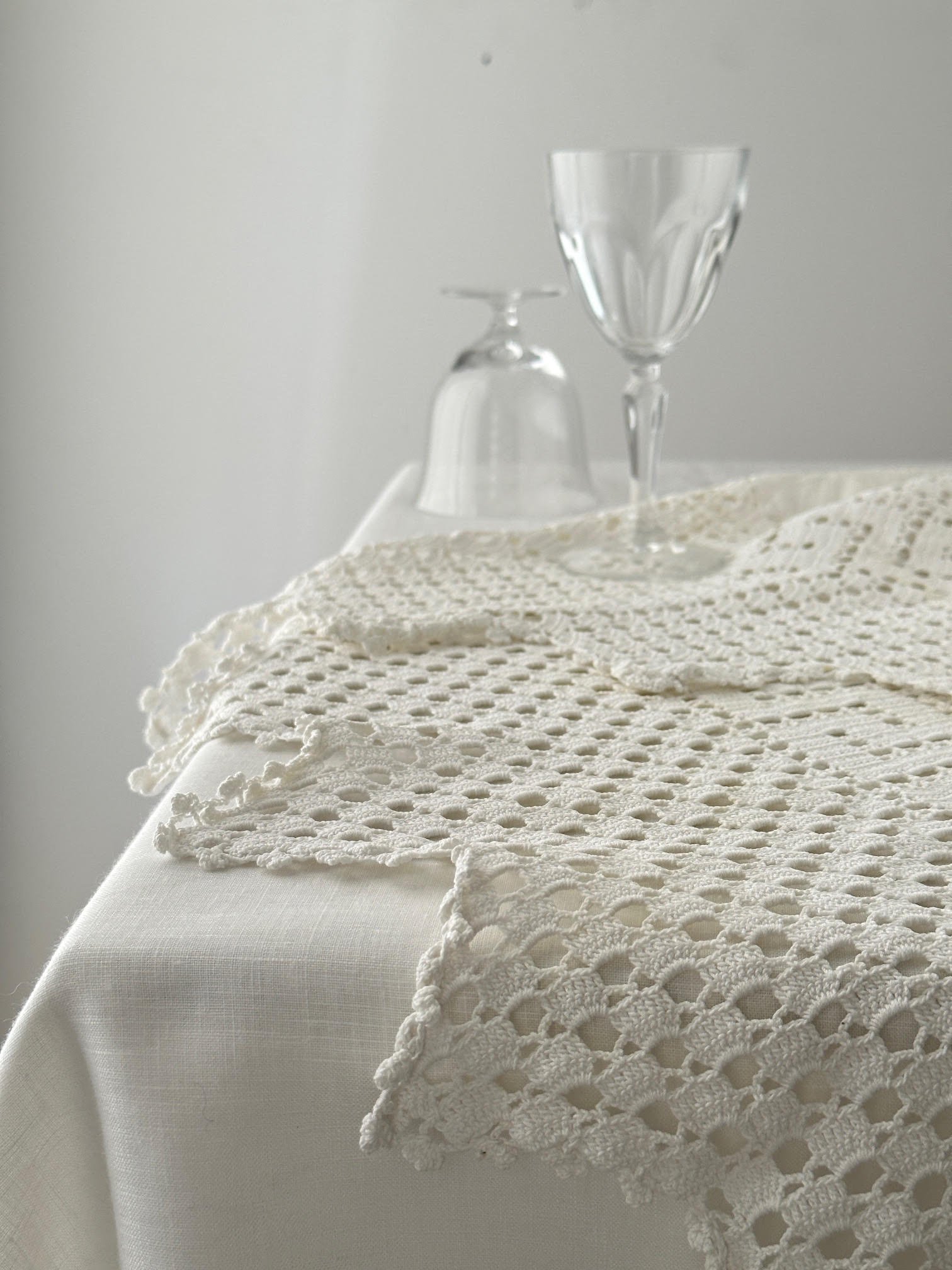White table cloth with long crochet drop