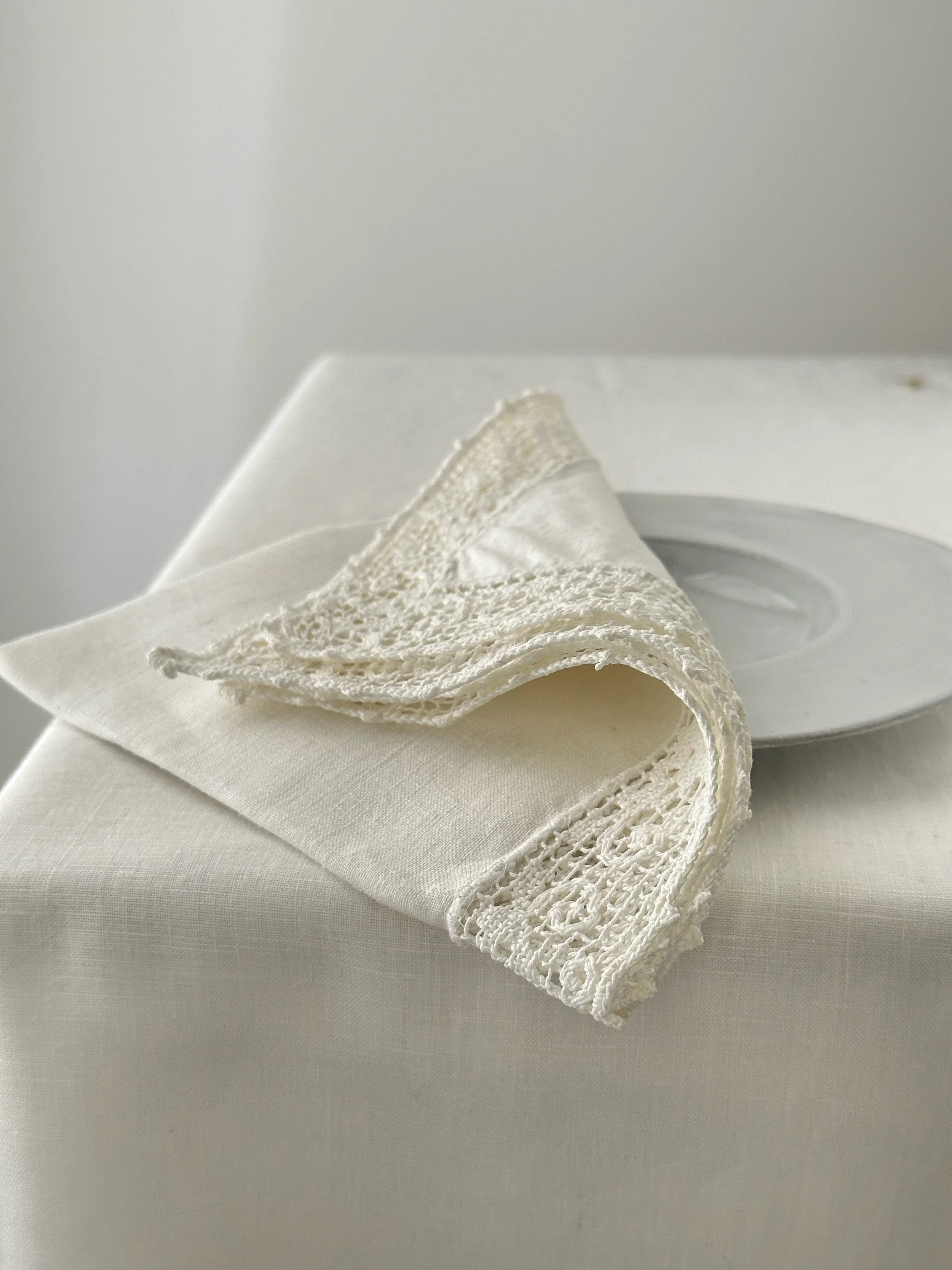 Linen napkins with crochet lace trim