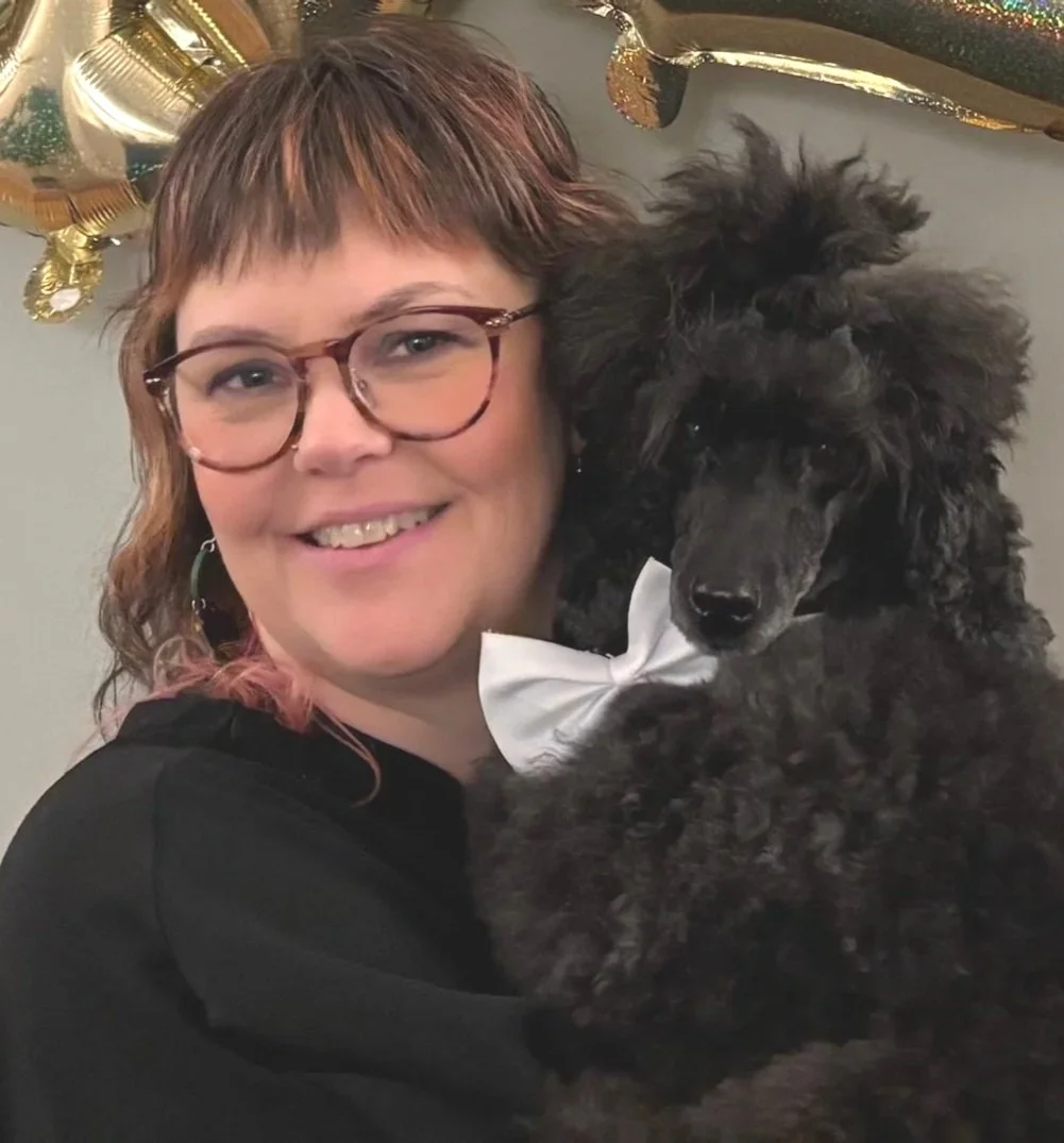 Emma från Fridkullens Hundtrim håller en svart pudel i Göteborg