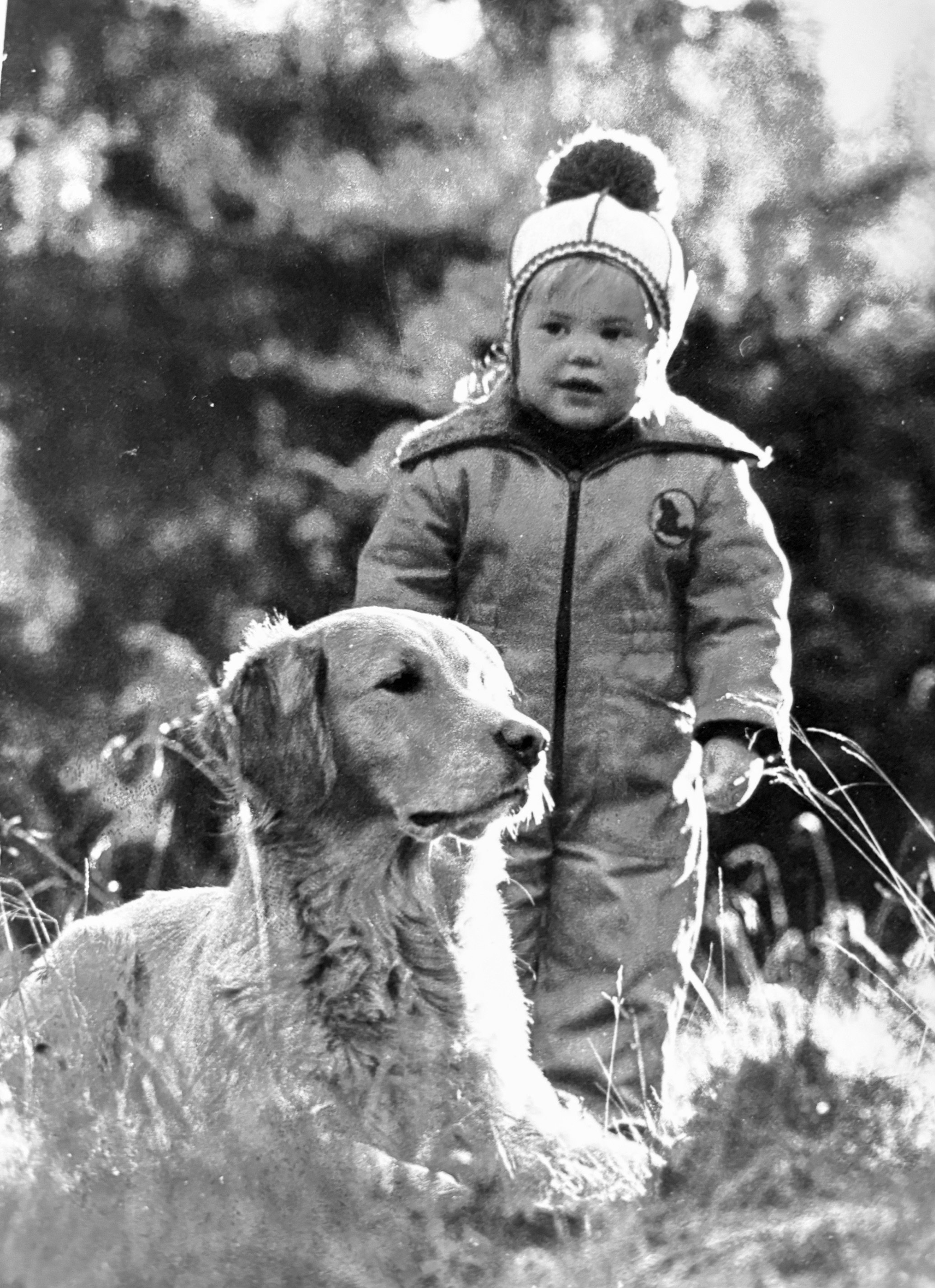 Emma som barn med familjens hund Lufsan – en livslång kärlek till hundar