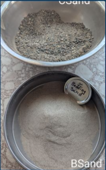 Two containers with different types of powder, one labeled "pusar" and the other unlabeled, on a countertop.