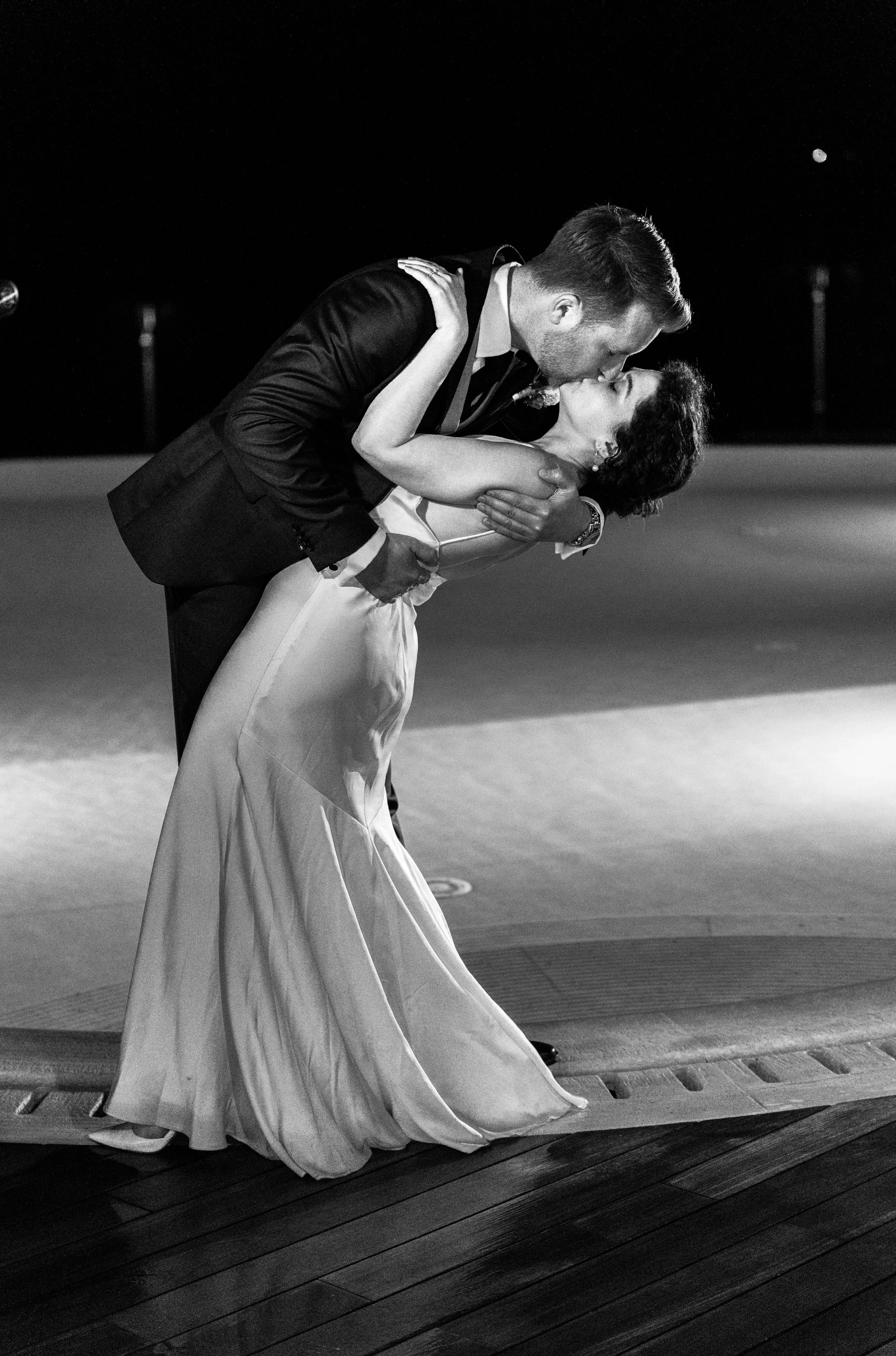 Primo ballo degli sposi durante il ricevimento in bianco e nero.