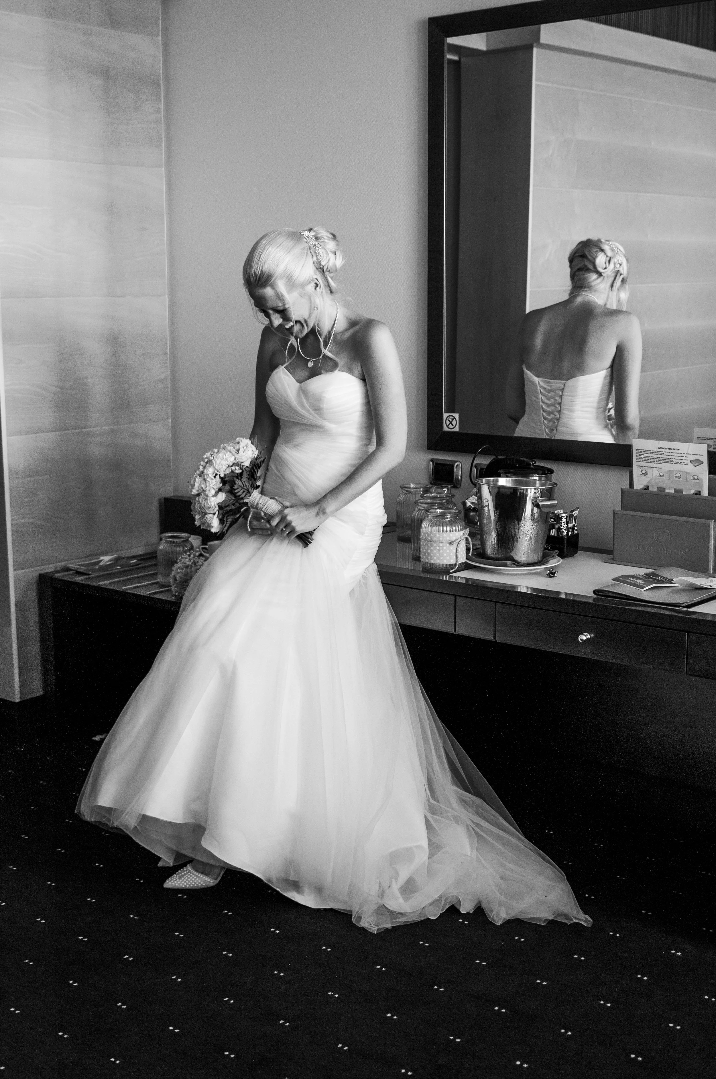 Sposa davanti allo specchio durante la preparazione del matrimonio.