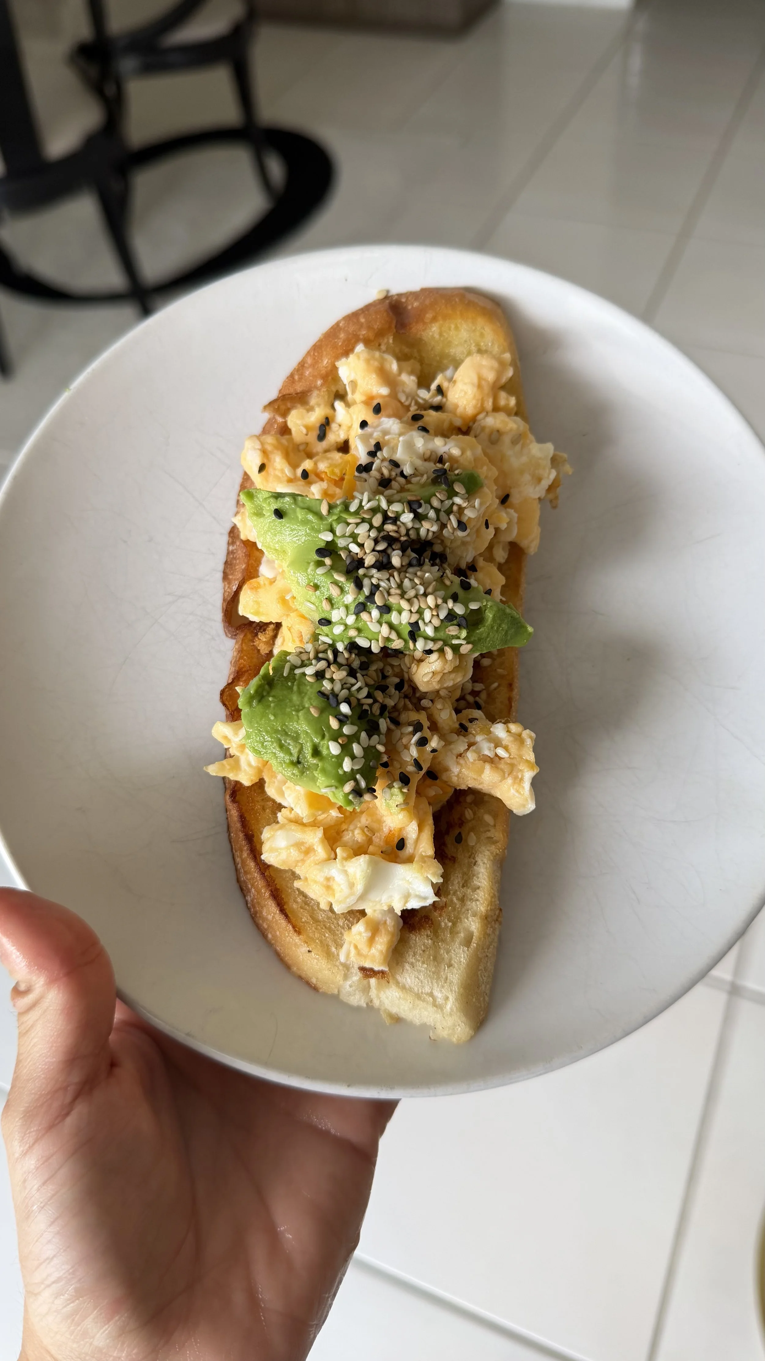Plato de comida con papas fritas, pollo, y verduras salteadas.