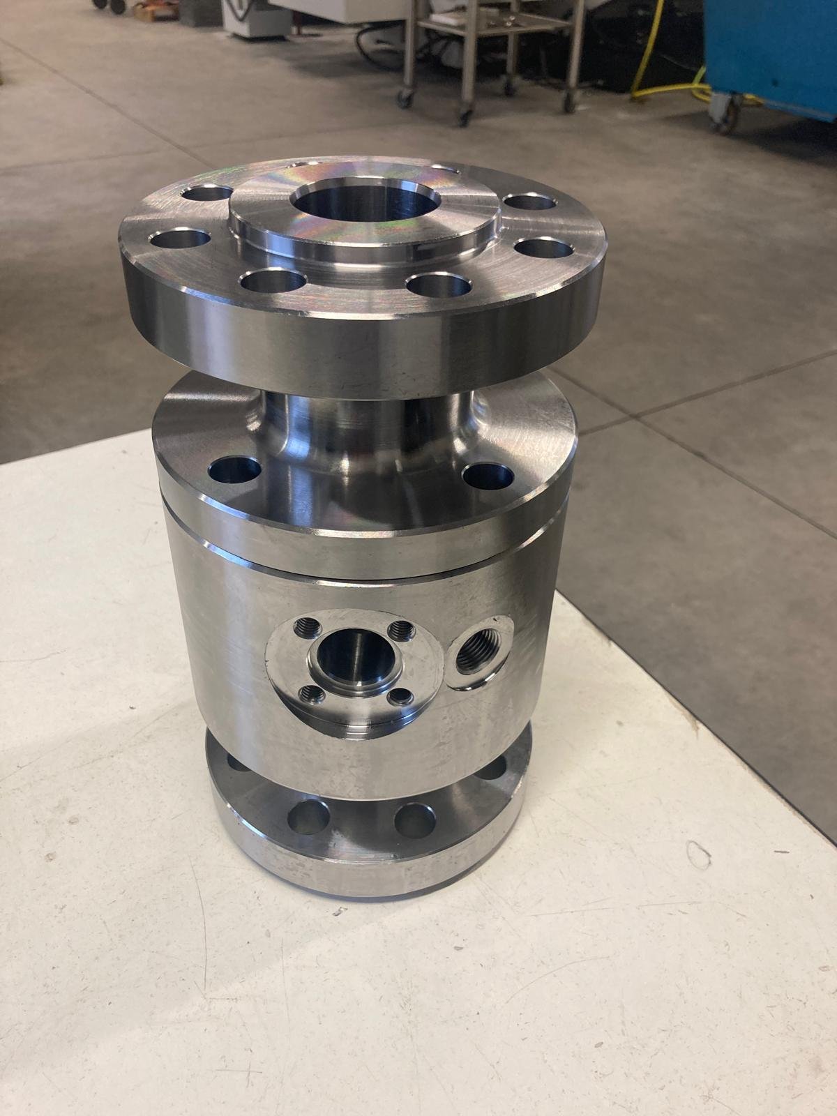 Componenti meccanici in metallo in un ambiente industriale.