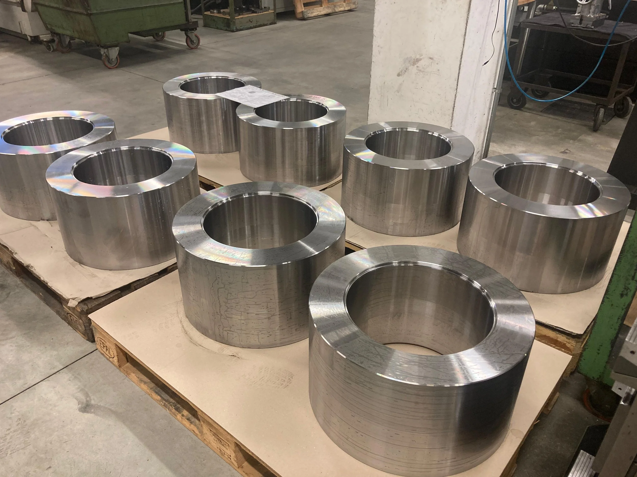 Set di grandi anelli di metallo lucido su un banco di lavoro in un'officina.