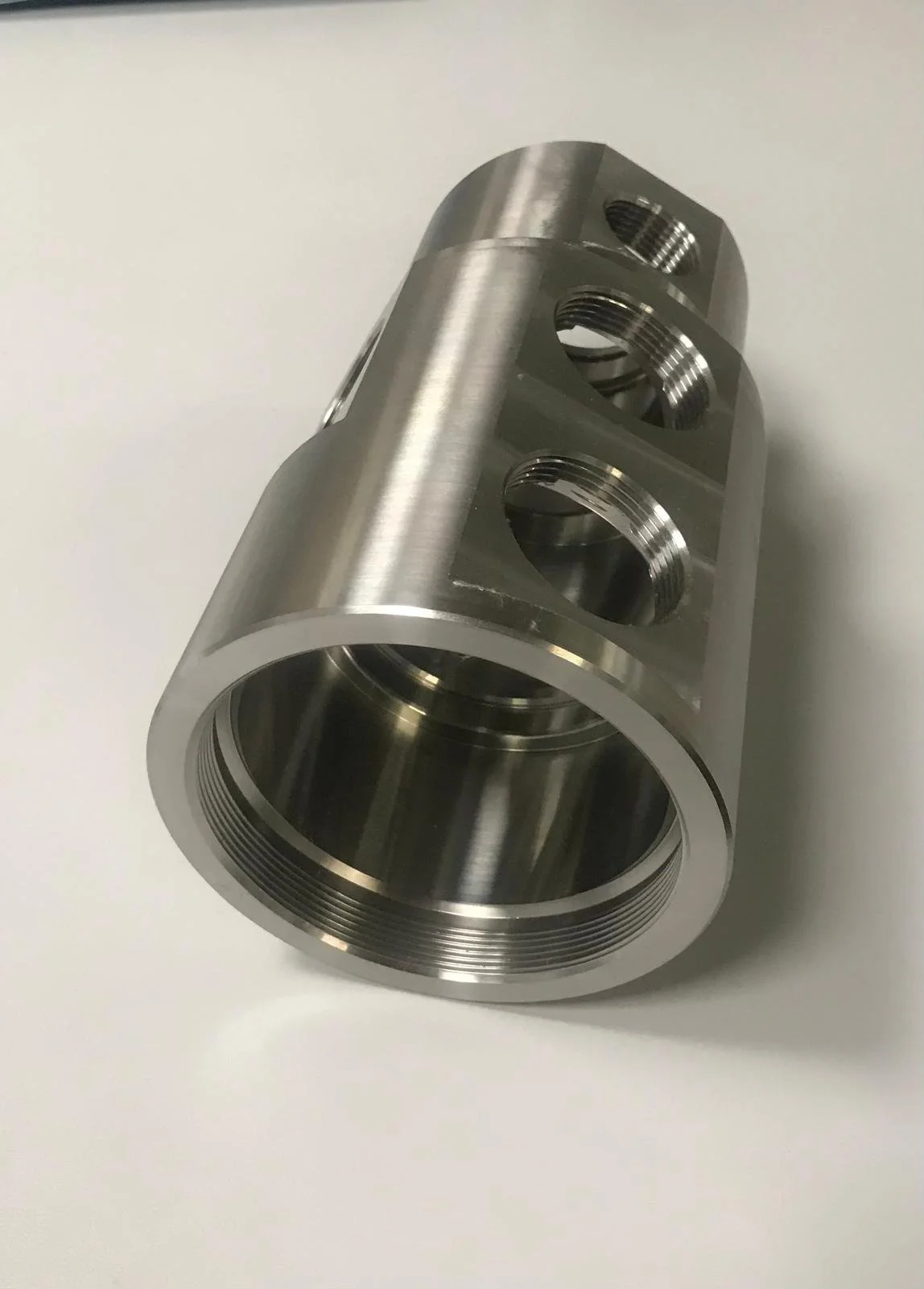 Component metallic cazzo con fori filettati.