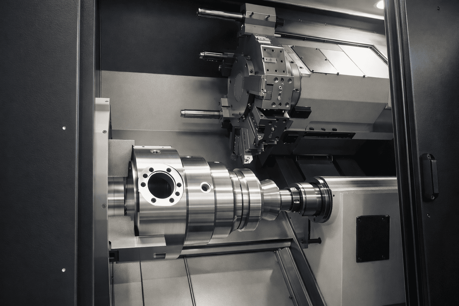 Immagine di una macchina utensile CNC con parti metalliche di precisione, utilizzata per lavorazioni meccaniche di alta precisione.