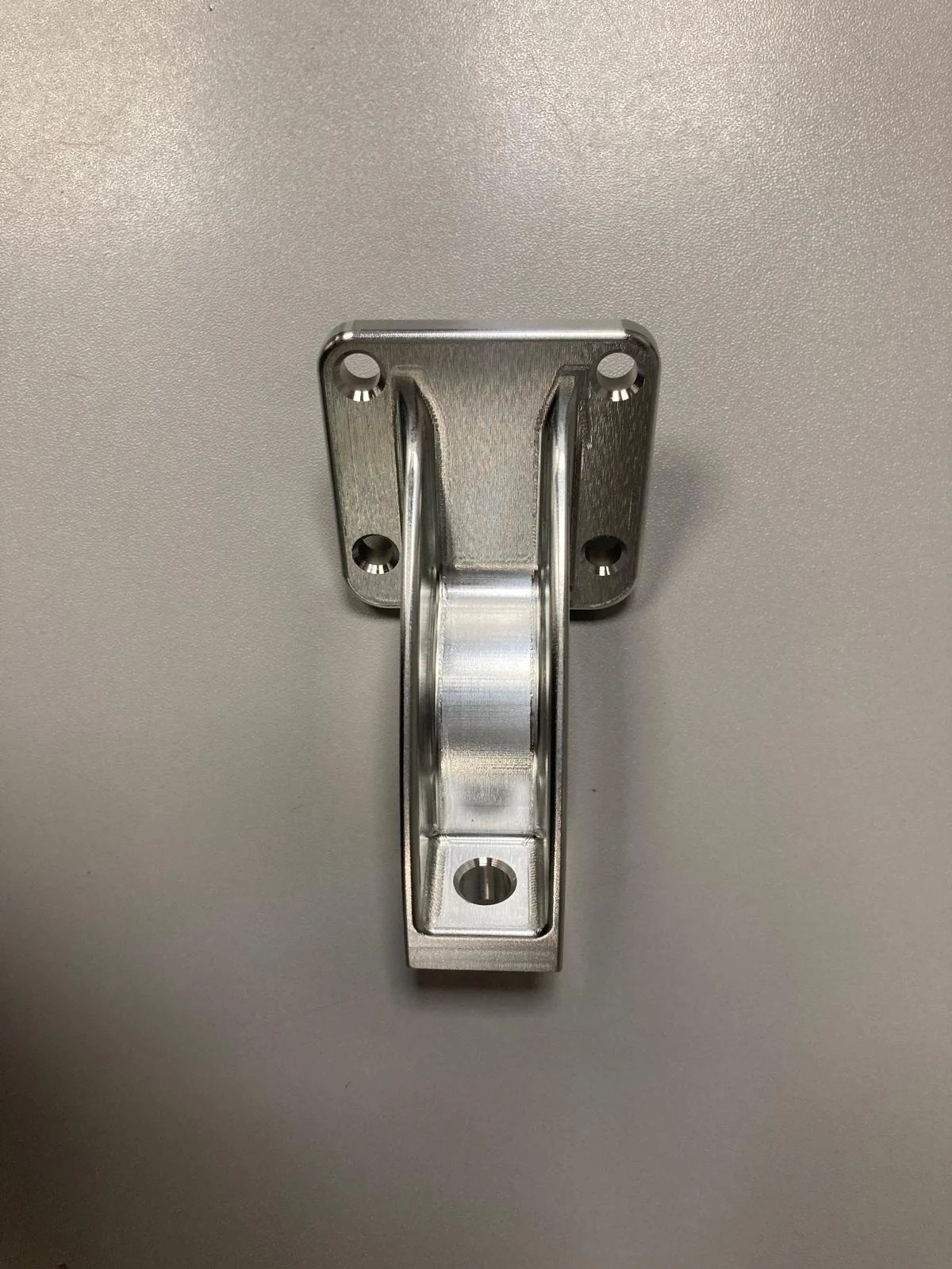 Staffa metallica su una superficie grigia.