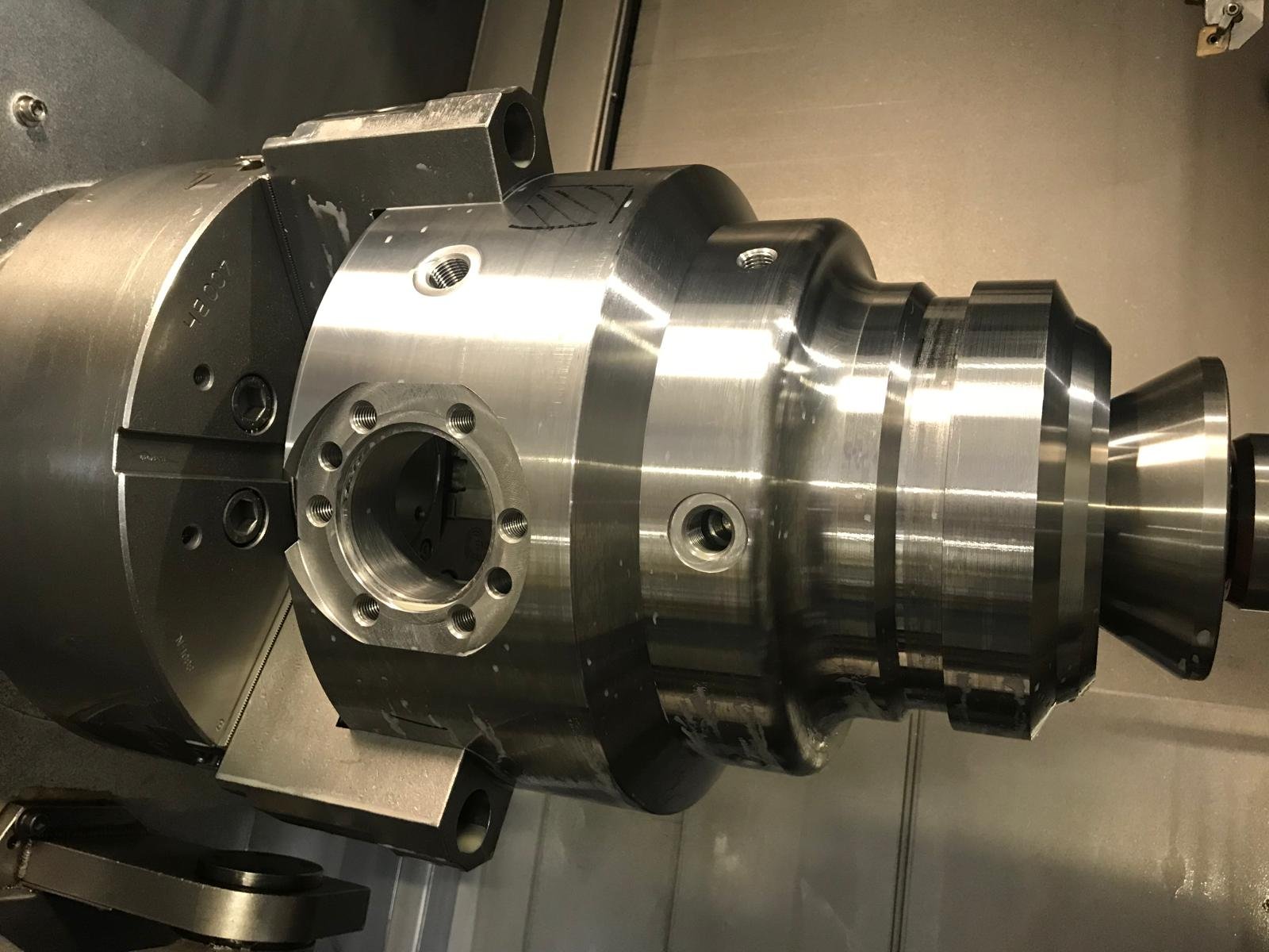 Componenti meccanici metallici di una macchina CNC.