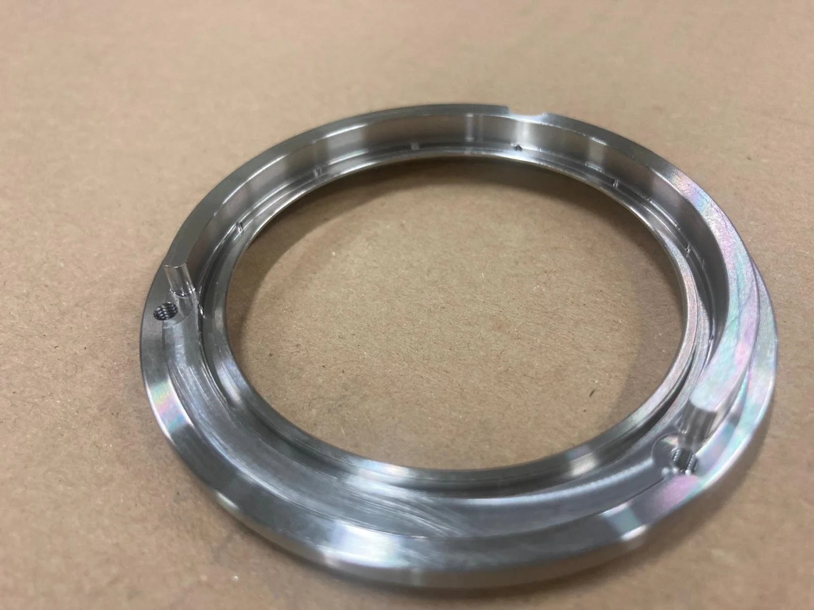 Anello in metallo con scanalature e fori.