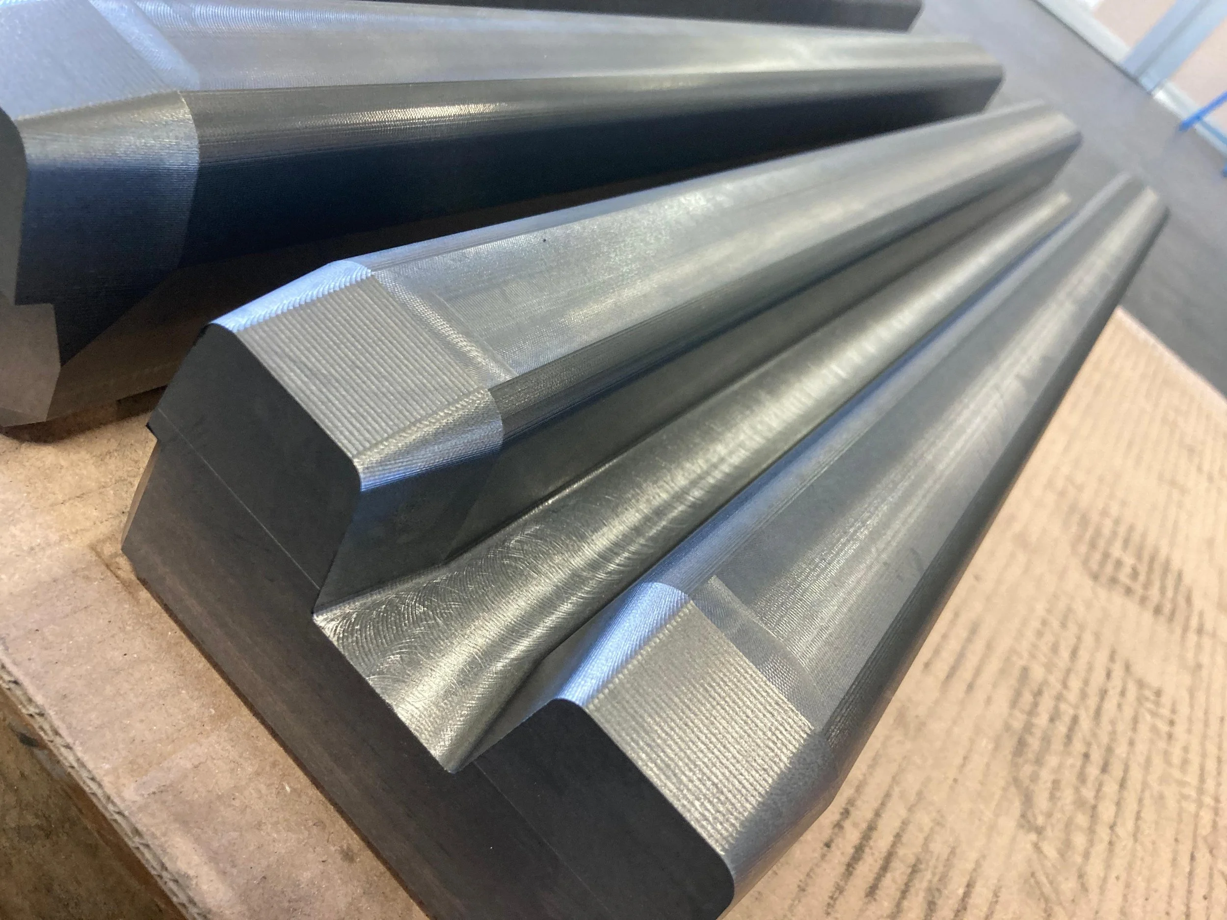 Barre di metallo lucide e robuste disposte in ordine.