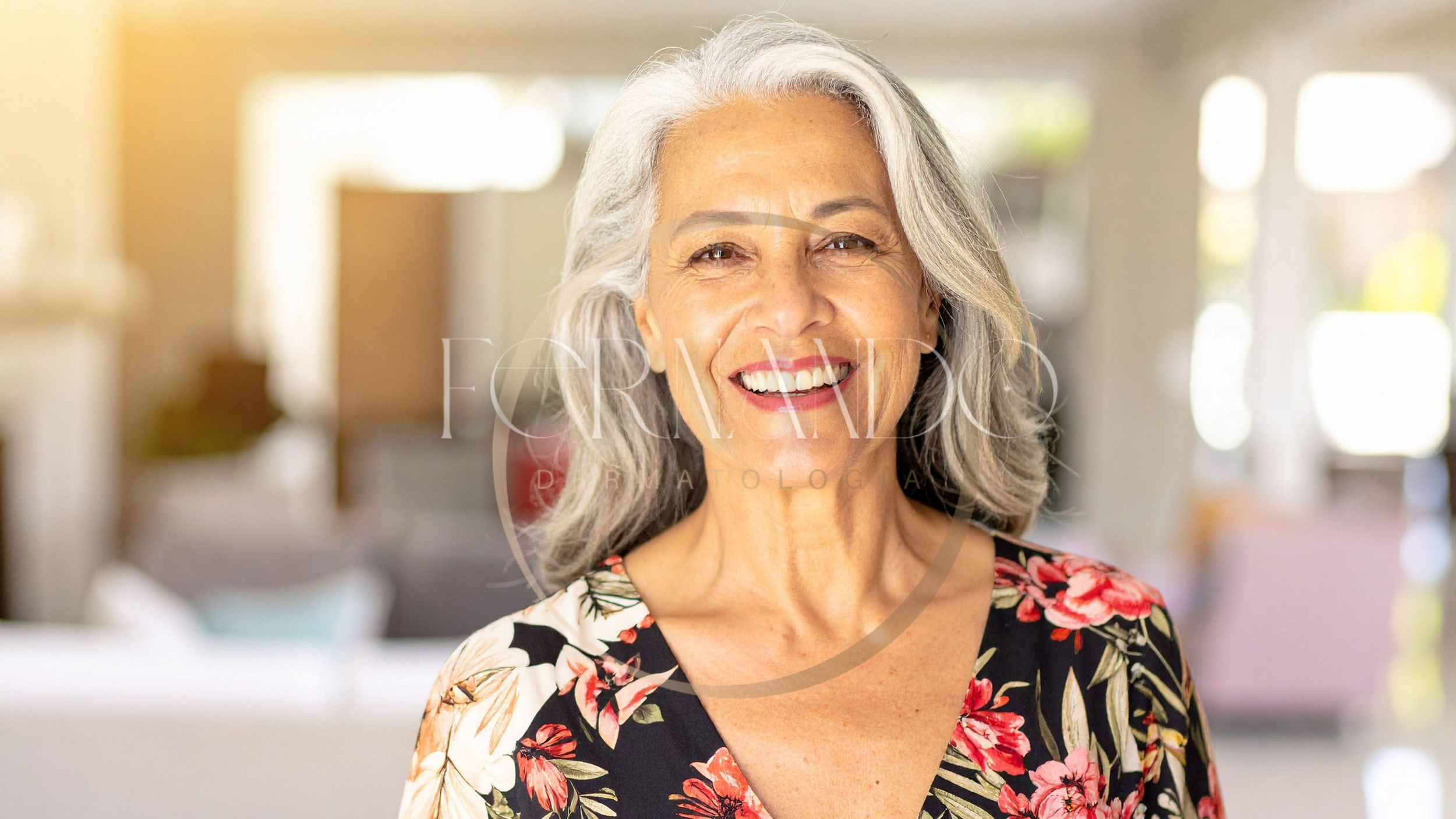 Senhora de meia idade com cabelos brancos