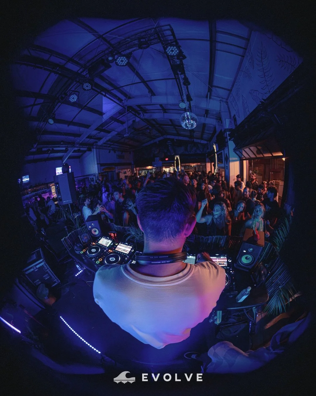 It was a good Friday 🪩 Swipe through and find yourself 👀

Come EVOLVE 🪩🌺

📸 @feede.gf